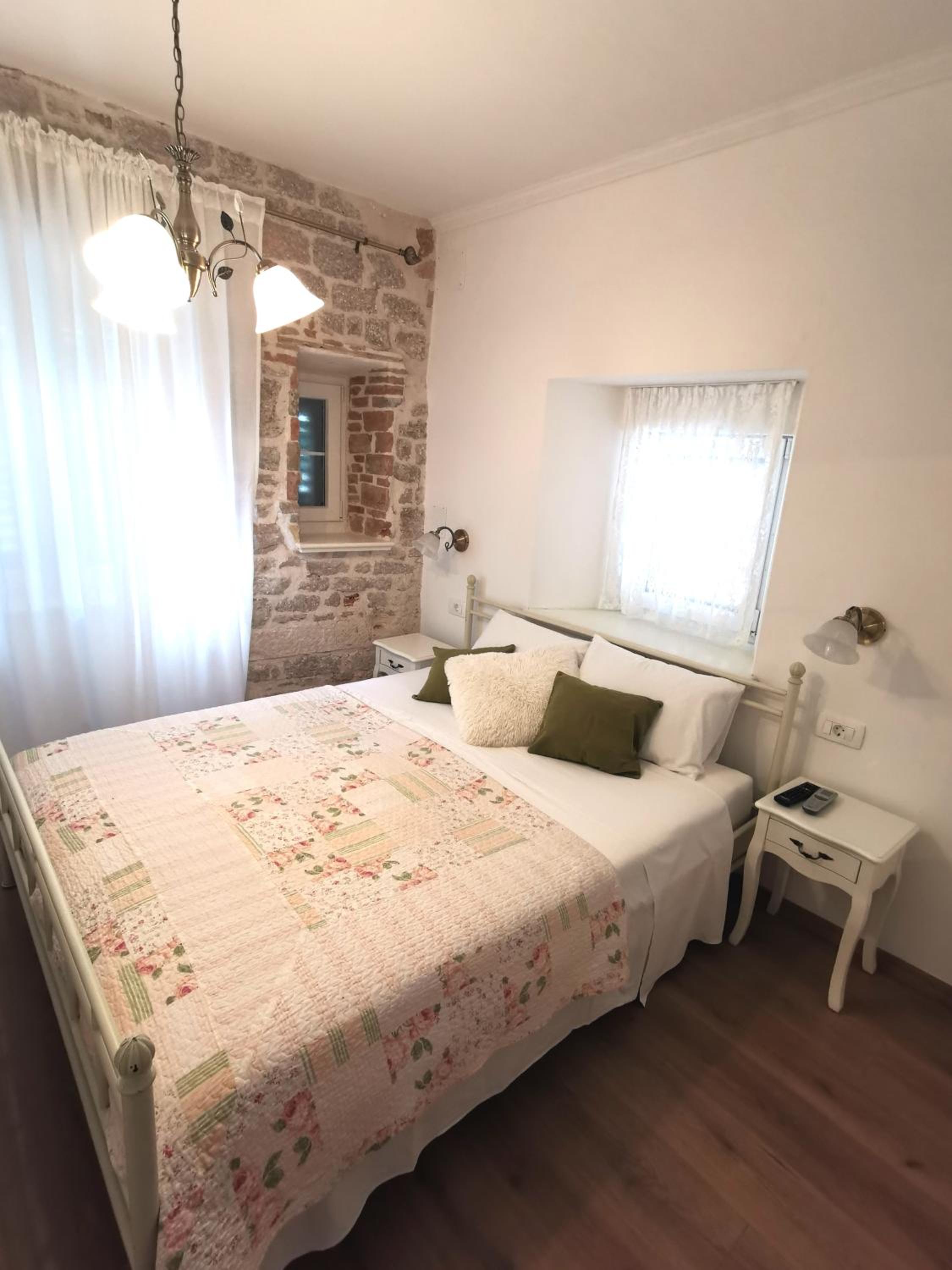 Small Double Room - Photo 4