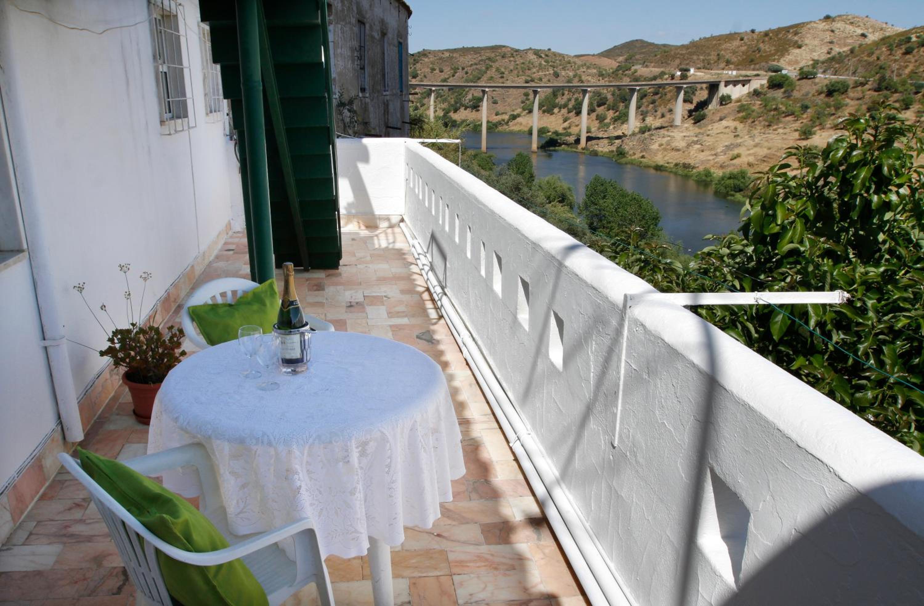 Studio with Balcony - Photo 3