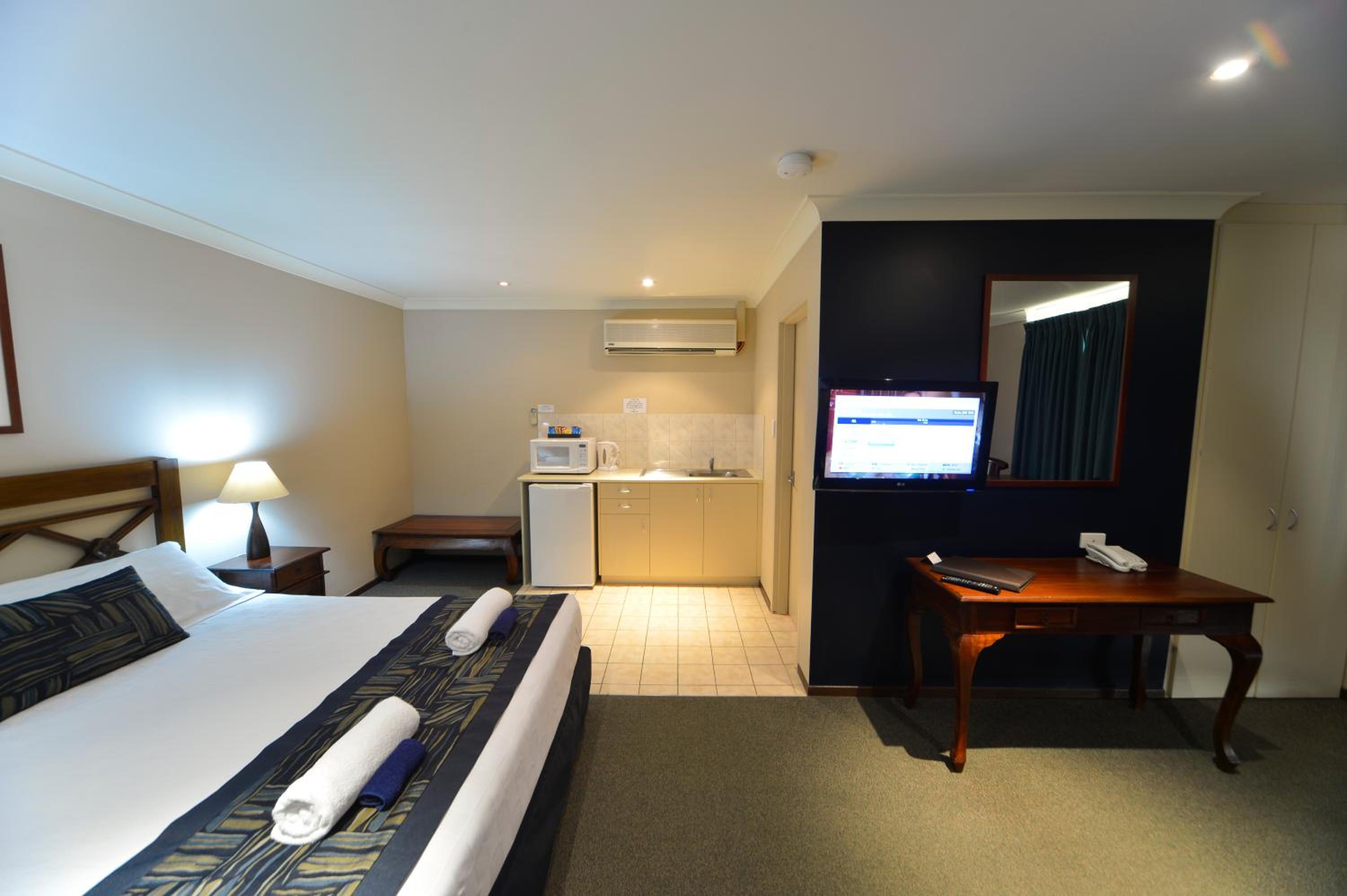 Deluxe Double Room thumbnail 5
