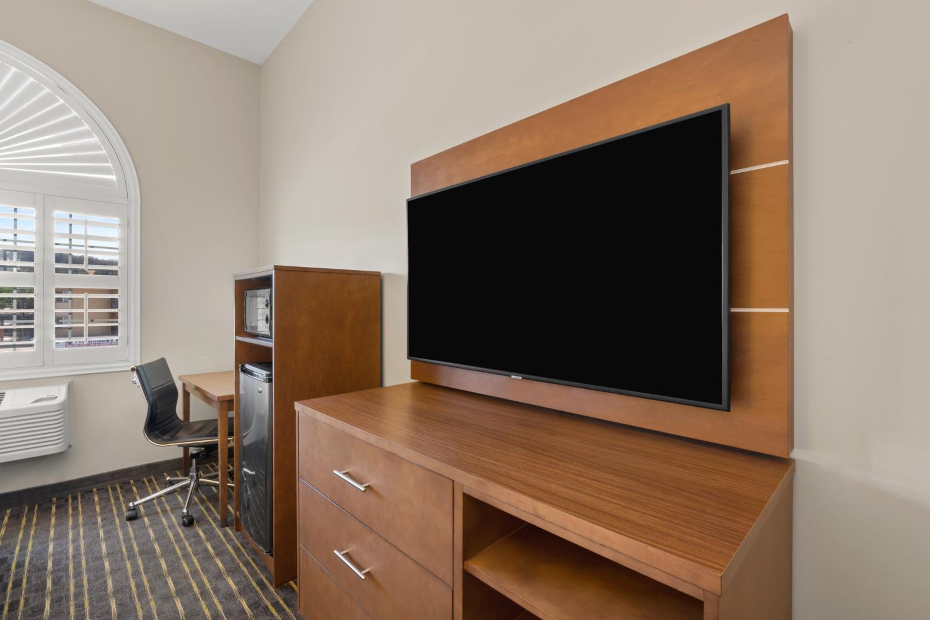 Standard Queen Room with Two Queen Beds - Photo 8