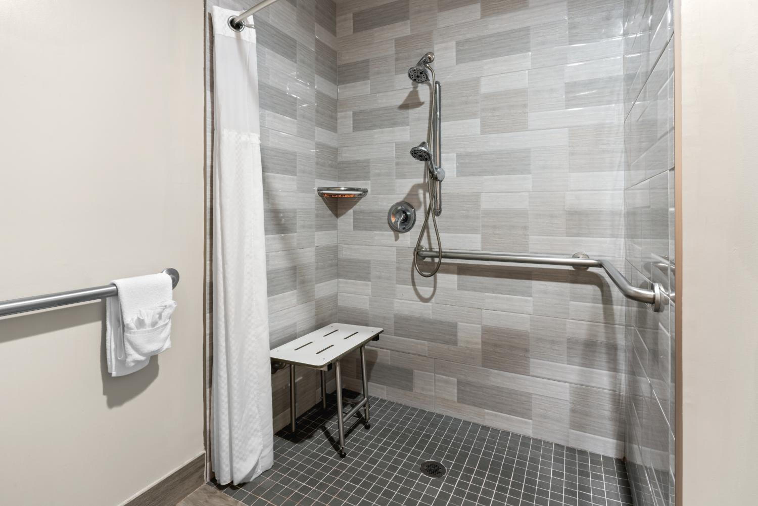 Standard Queen Room with Two Queen Beds - Disability Access - Photo 5