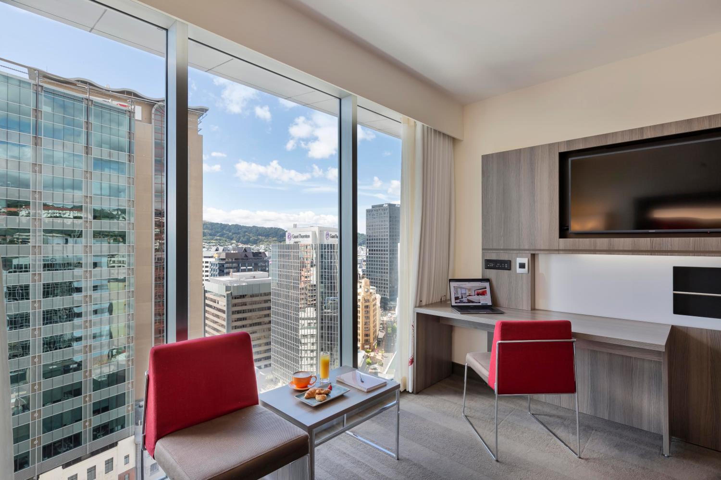 Superior King Room with City View