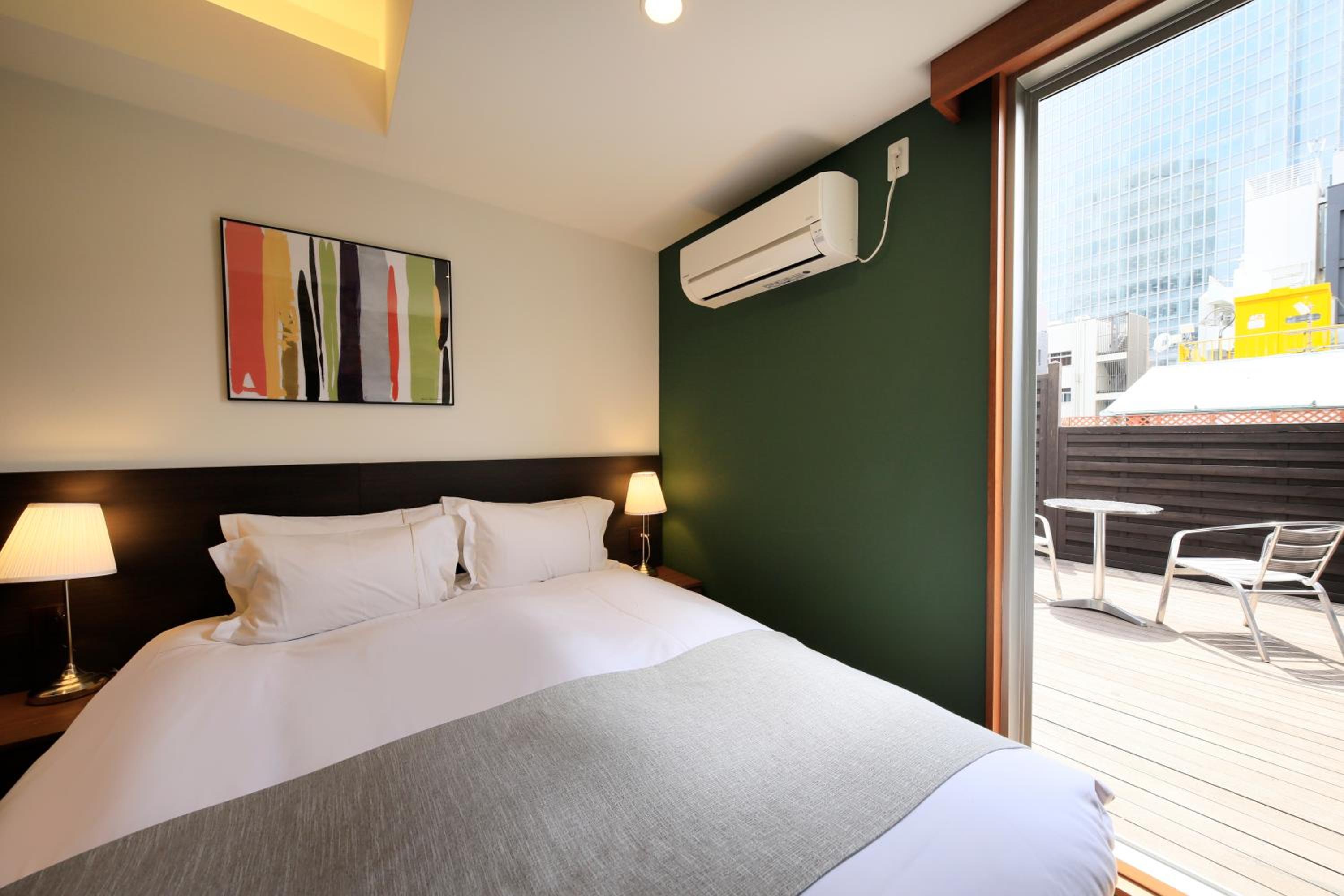 Standard Queen Room with Balcony - Non-Smoking photo 1