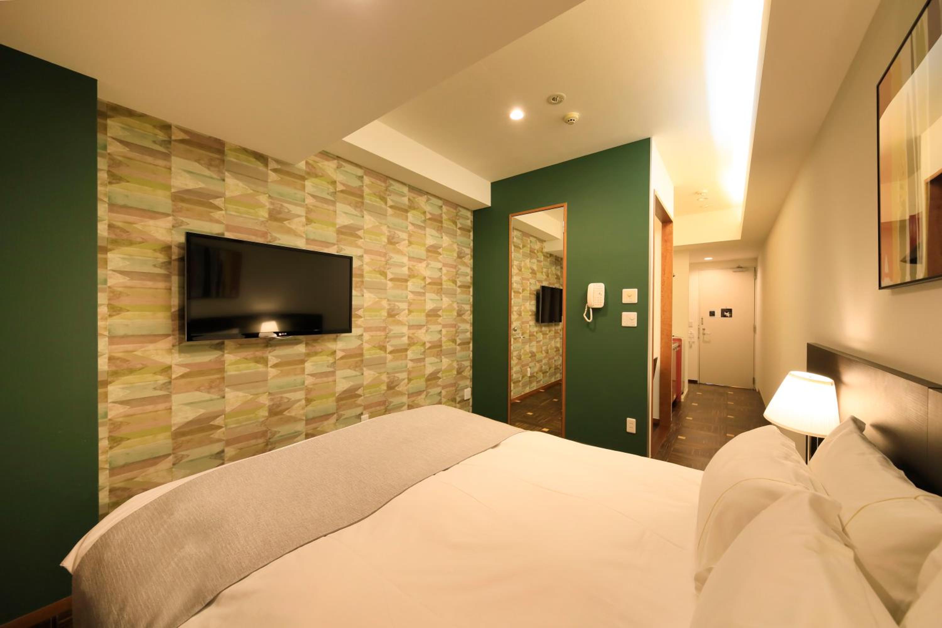 Standard Queen Room with Balcony - Non-Smoking photo 2