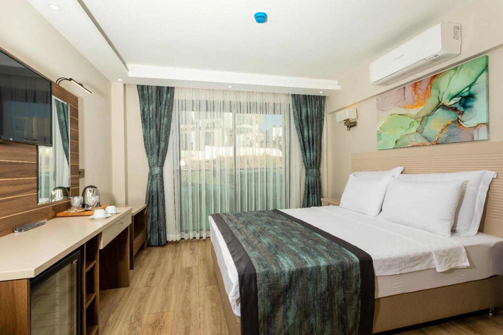 Deluxe Double Room (2 Adults + 1 Child) photo 1