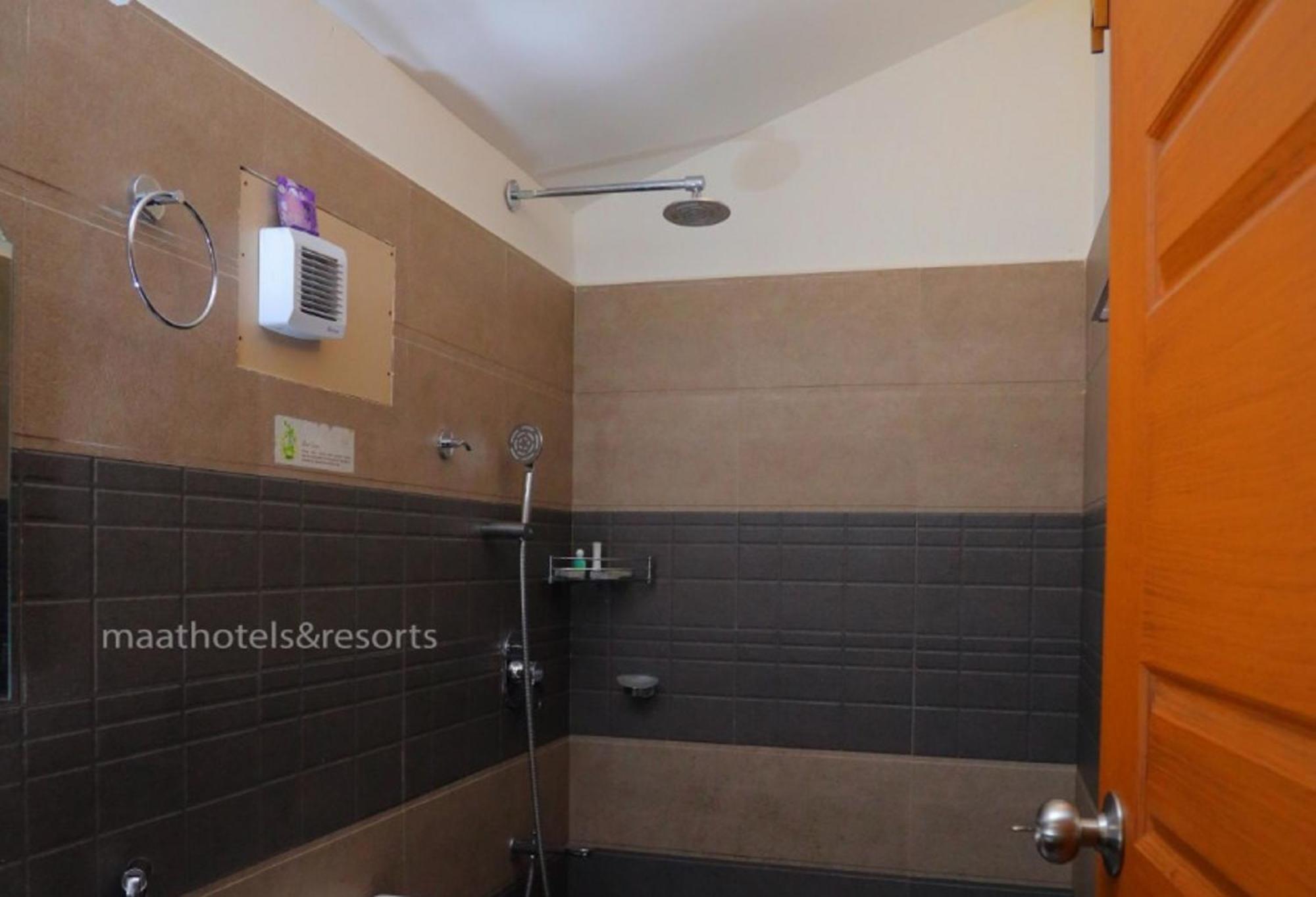 Double or Twin Room with Balcony - Photo 35