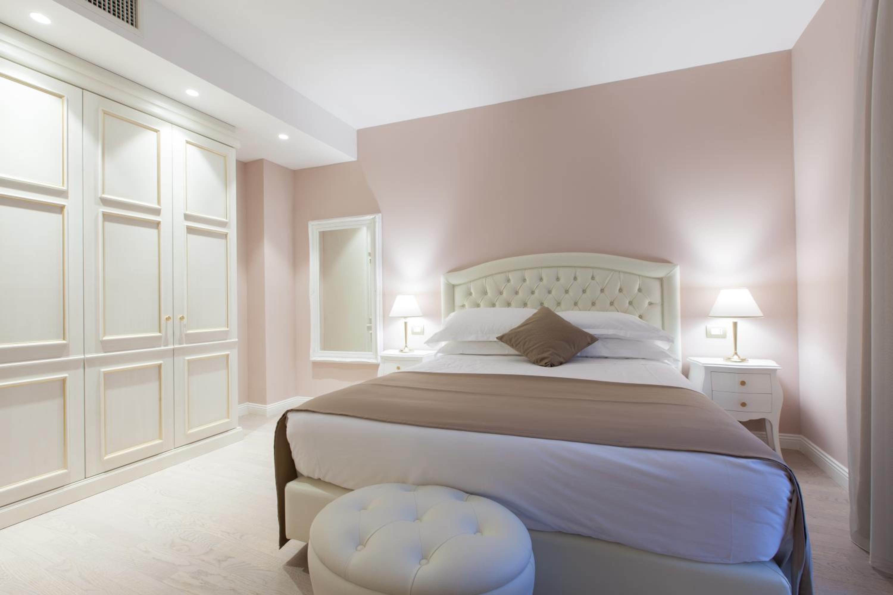 Suite - Photo 1