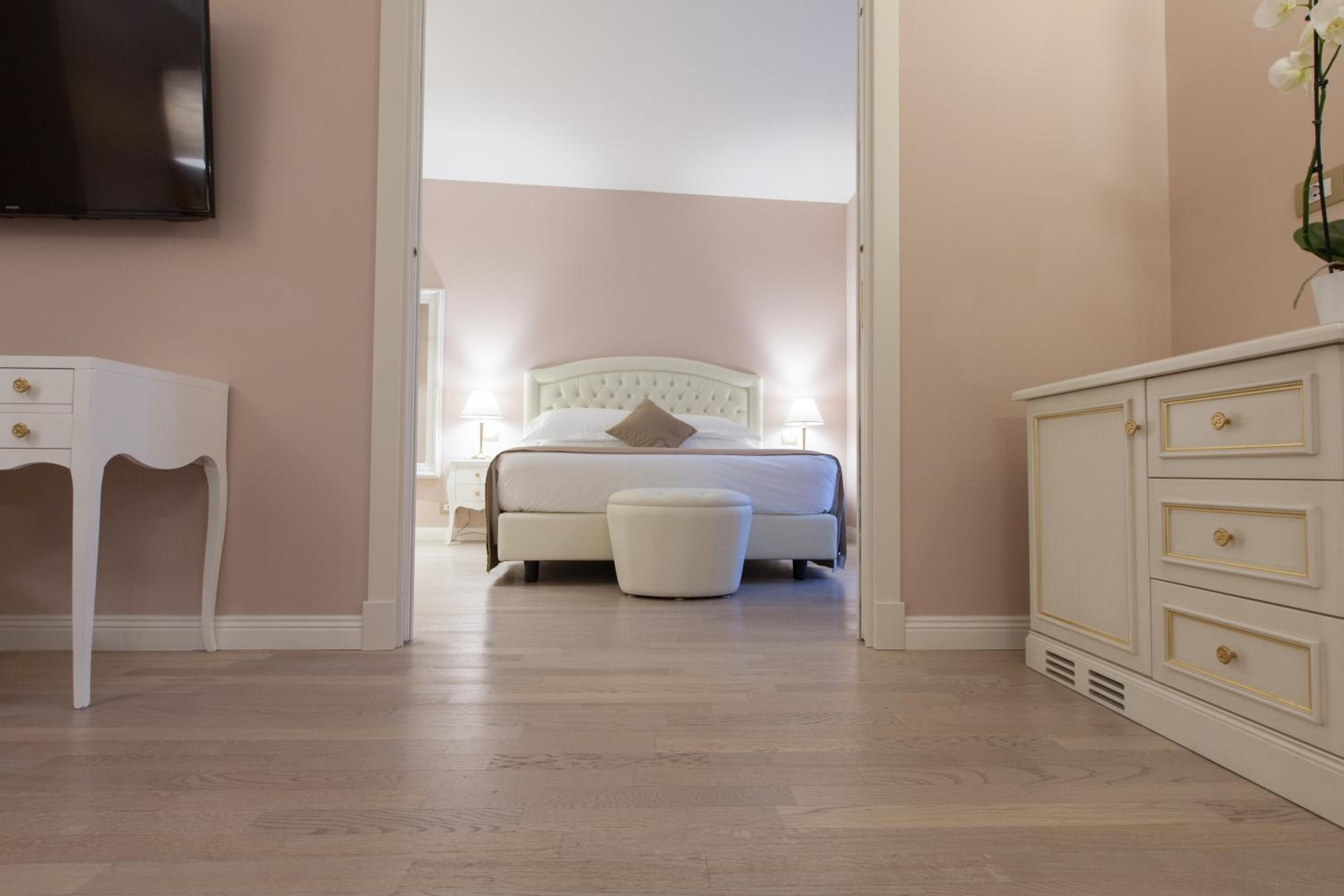 Suite - Photo 3