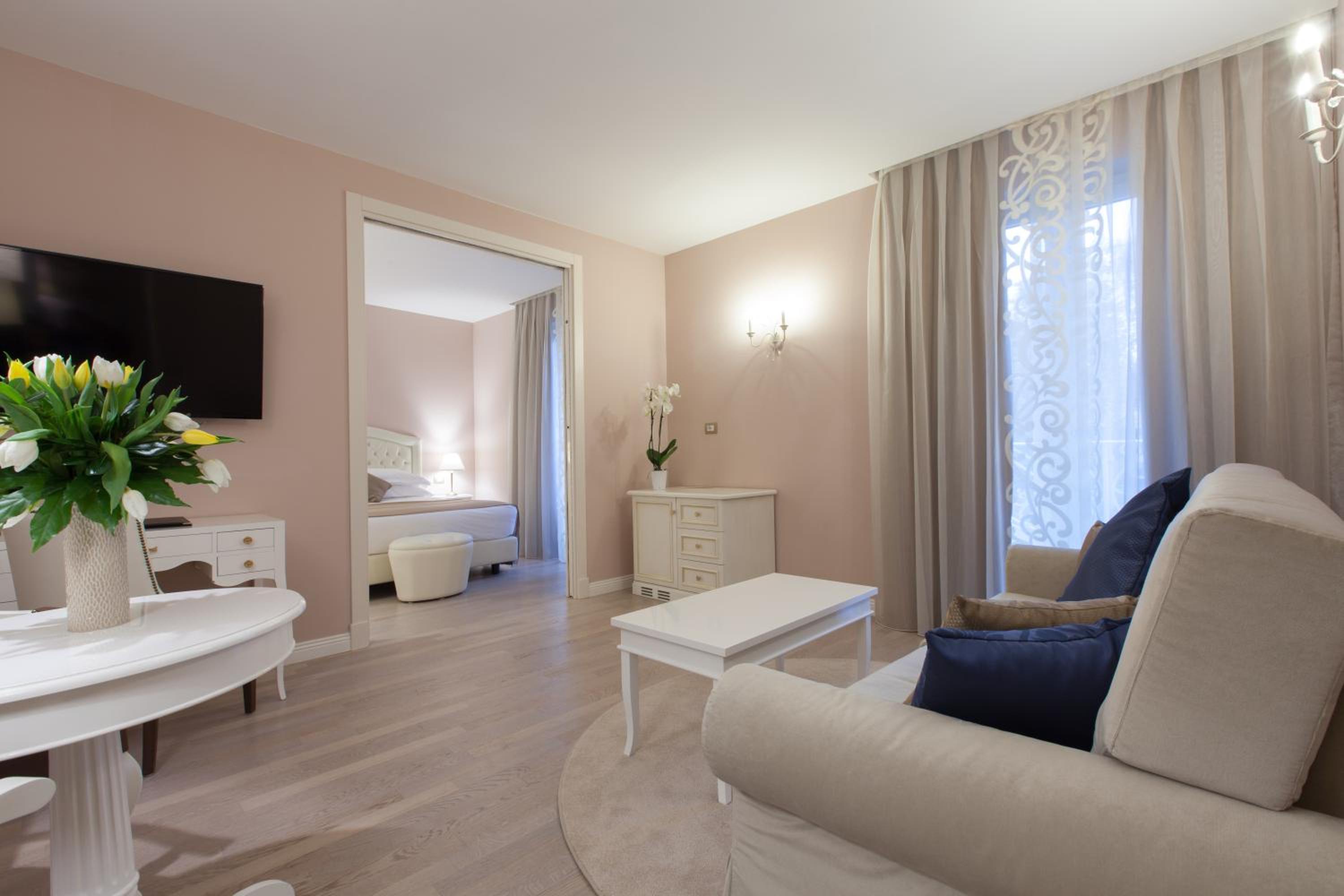 Suite - Photo 2