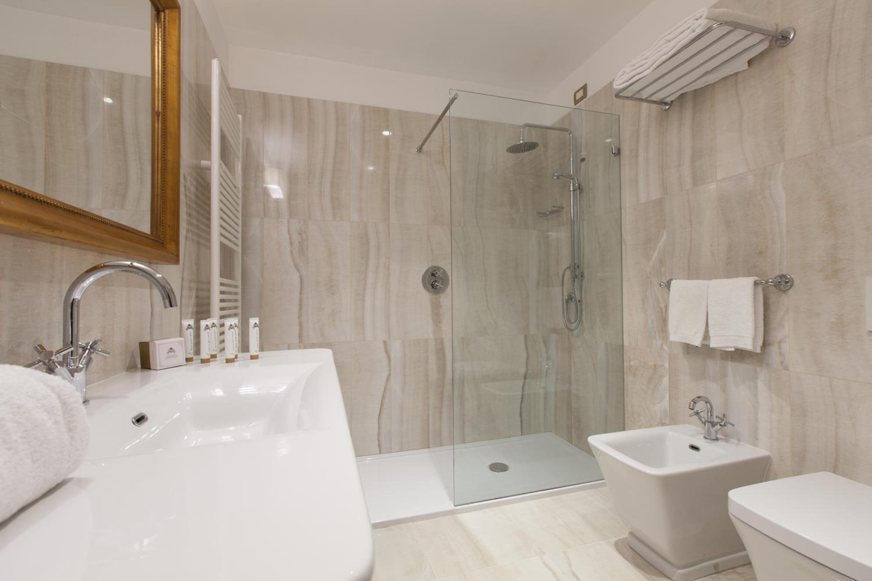 Suite - Photo 4