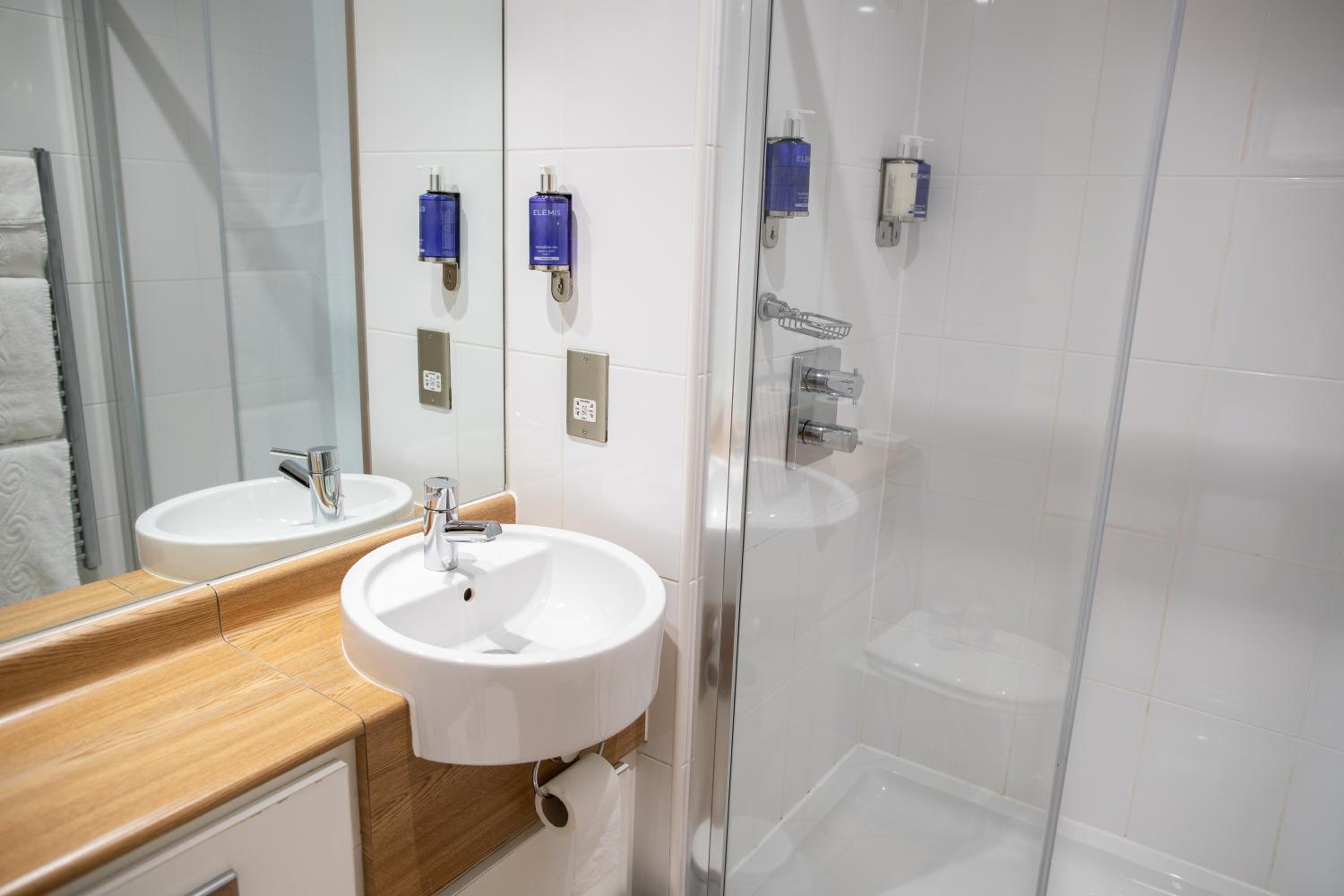 Double or Twin Room - Photo 3