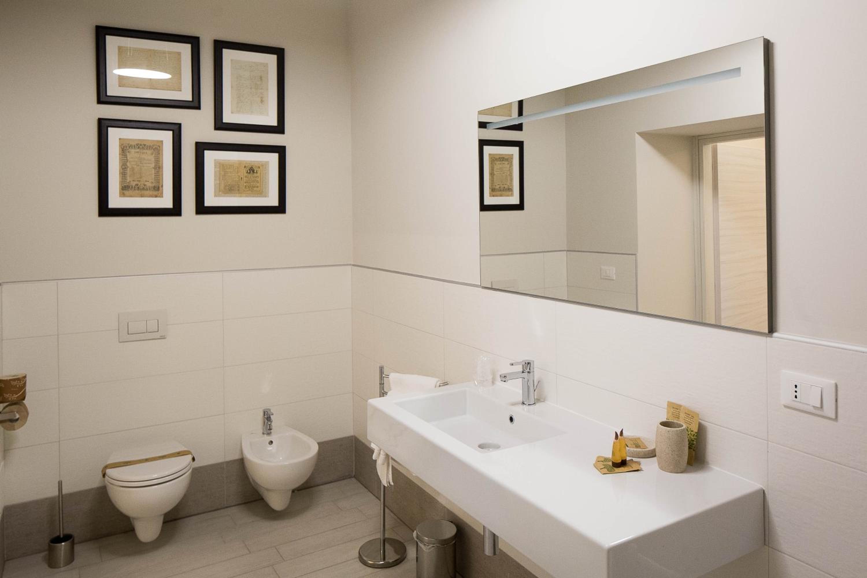 Superior King Suite photo 3