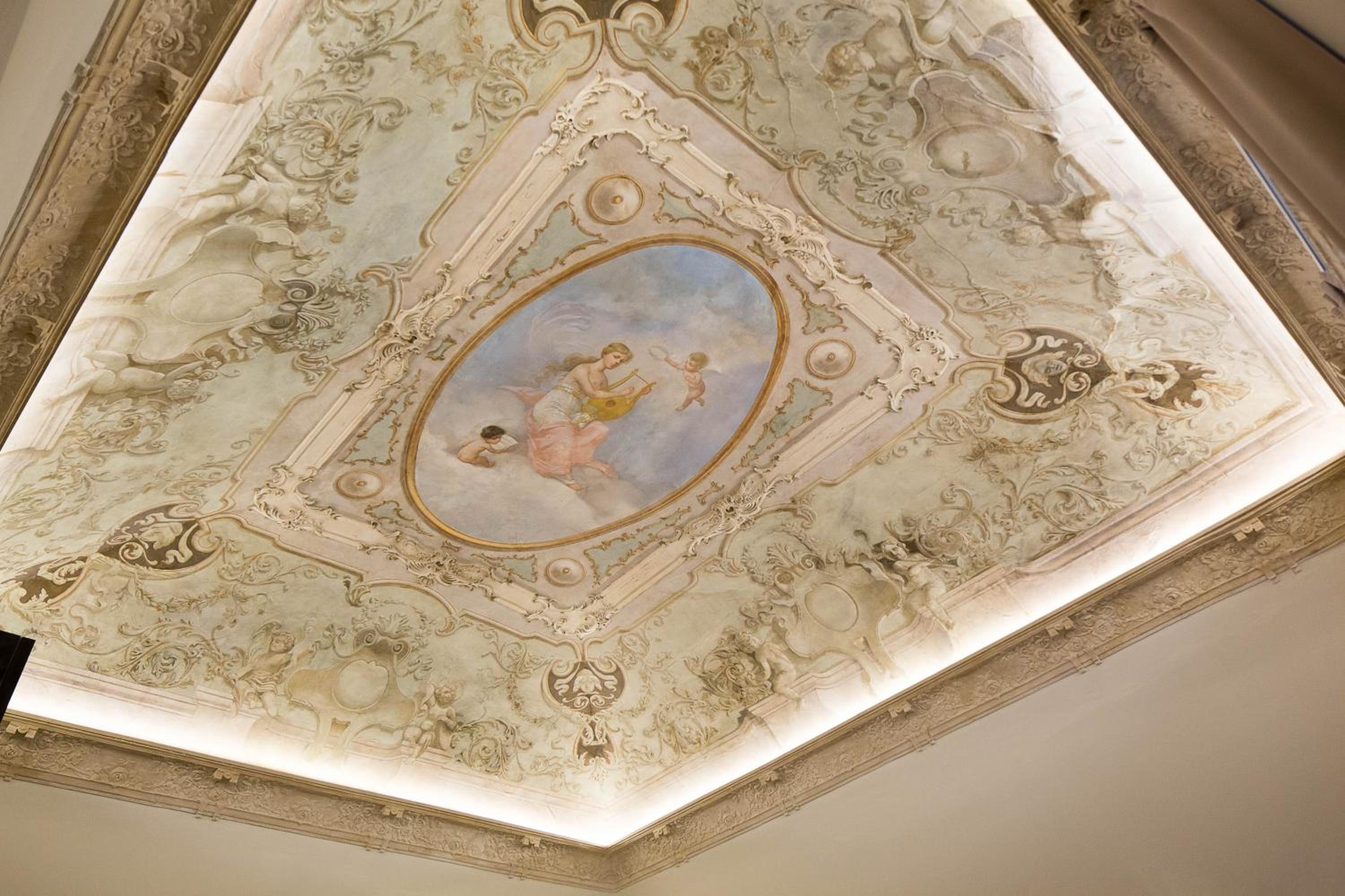 Superior King Suite photo 2