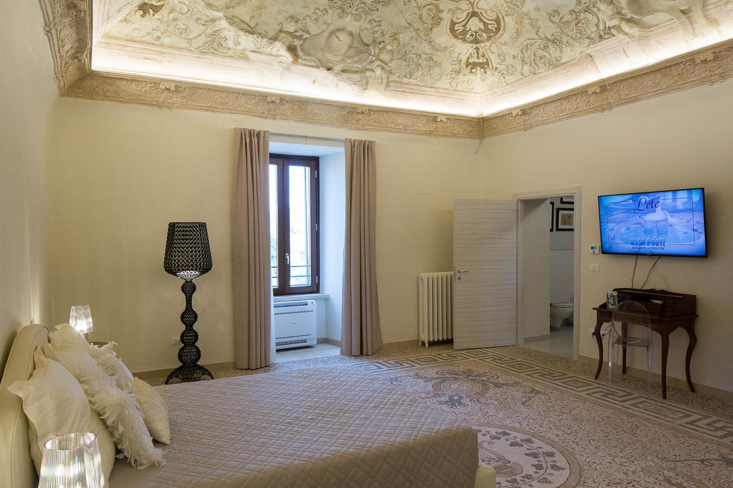 Superior King Suite photo 1