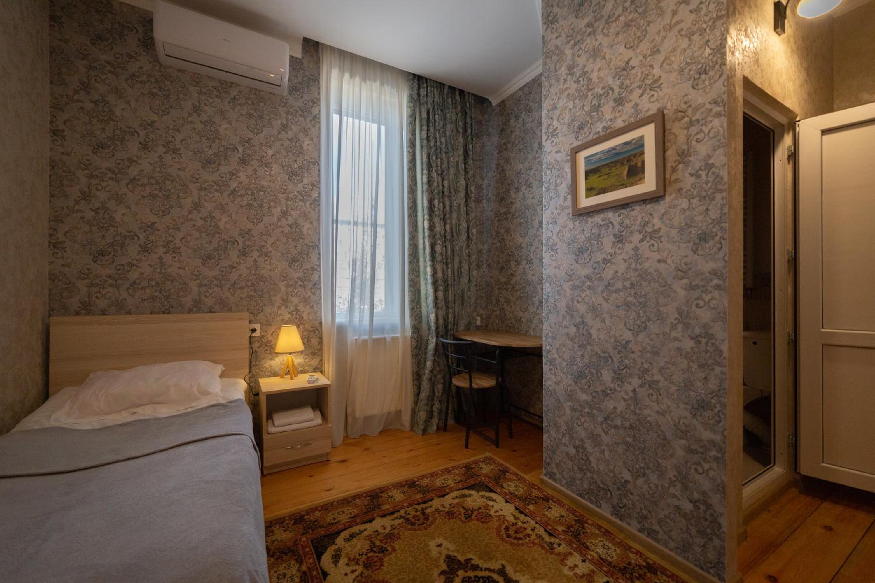 Twin Room with Bathroom - Photo 3