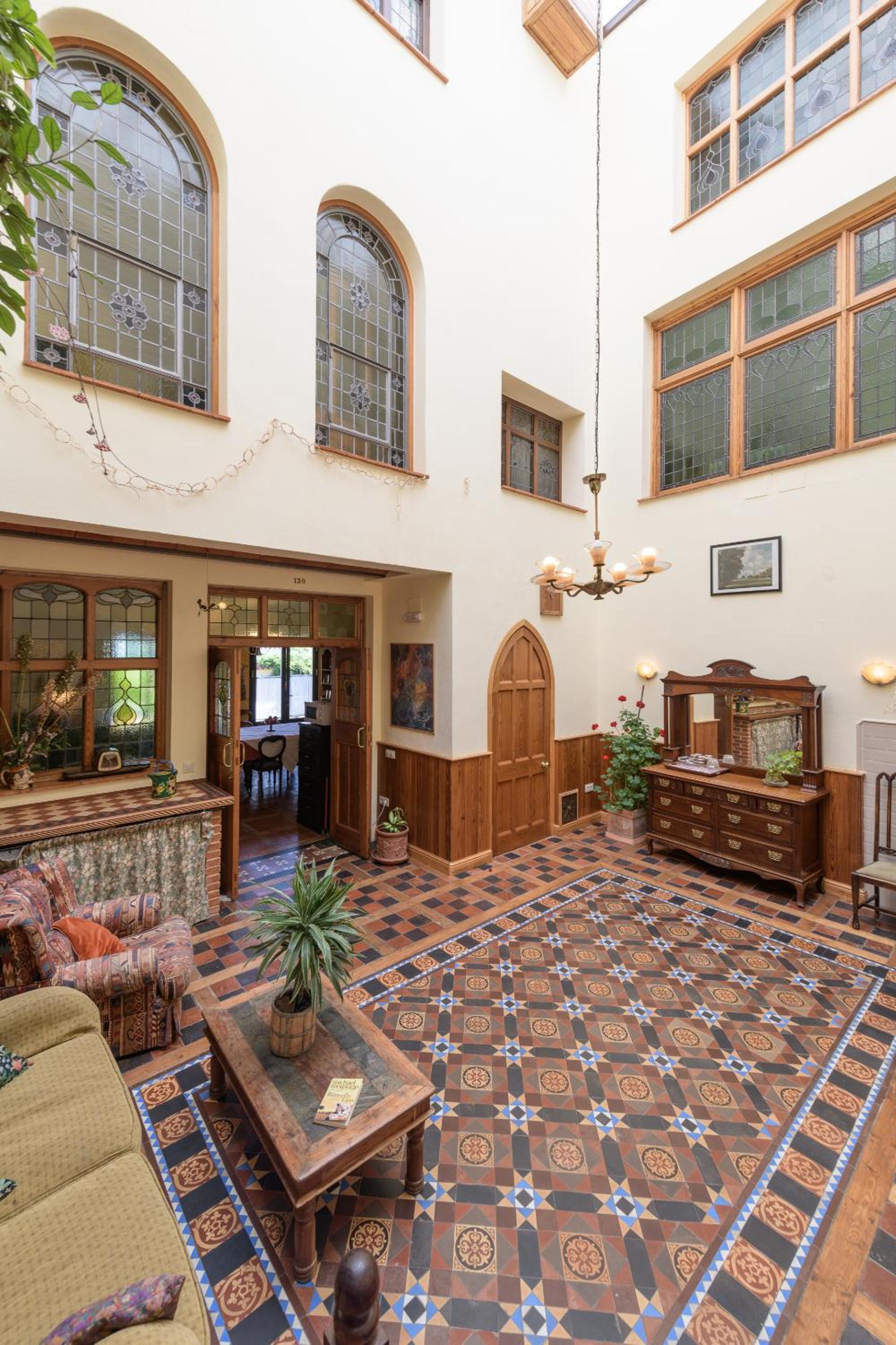 Seven-Bedroom House photo 3