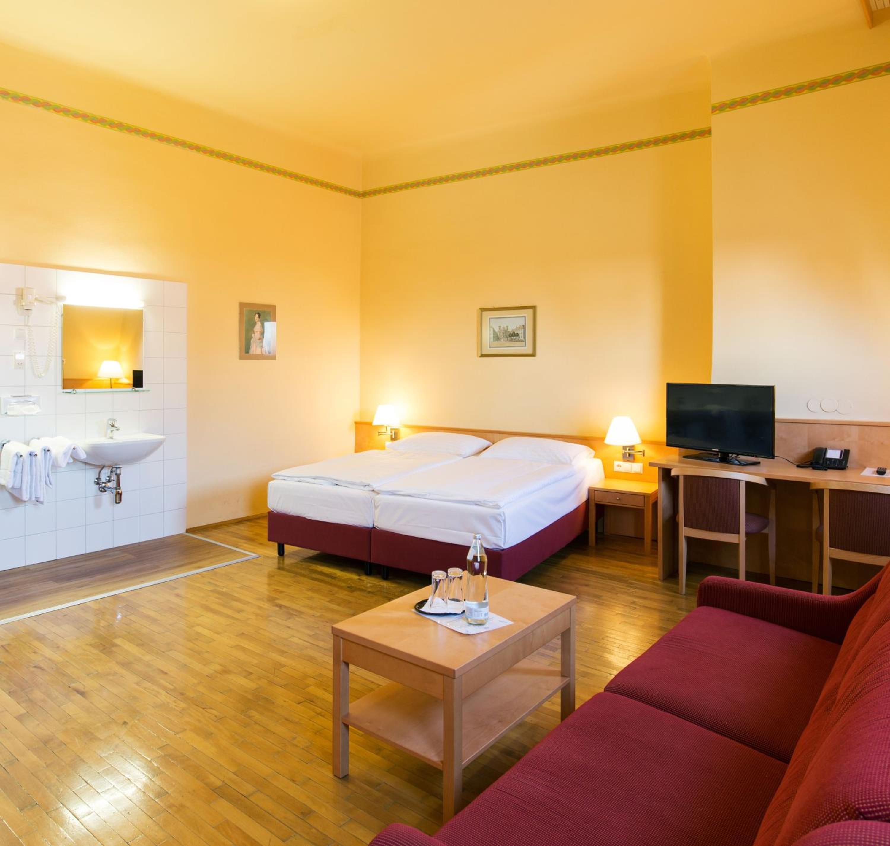 Budget Double Room With Shared External Bathroom photo 1