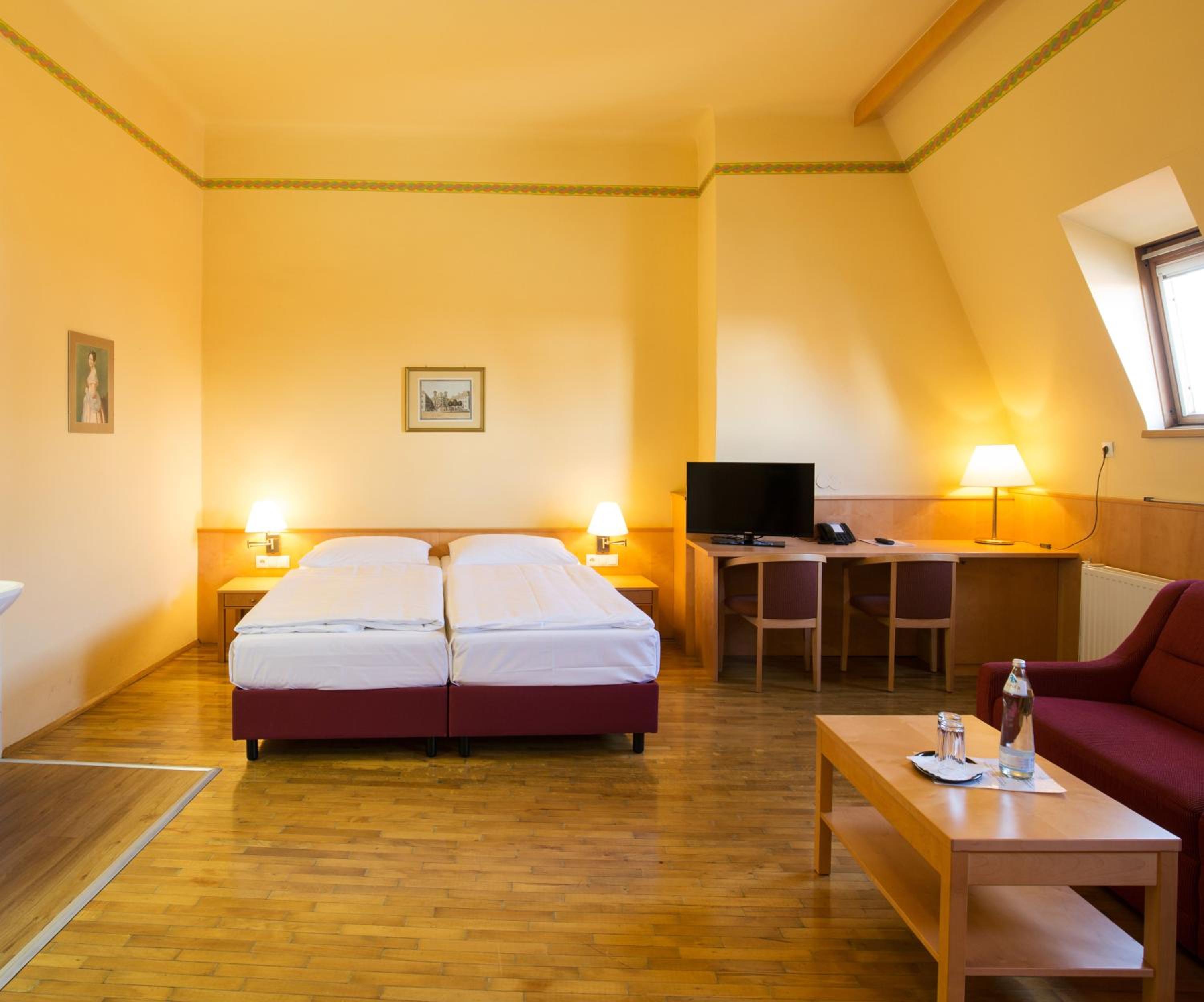 Budget Double Room With Shared External Bathroom photo 2