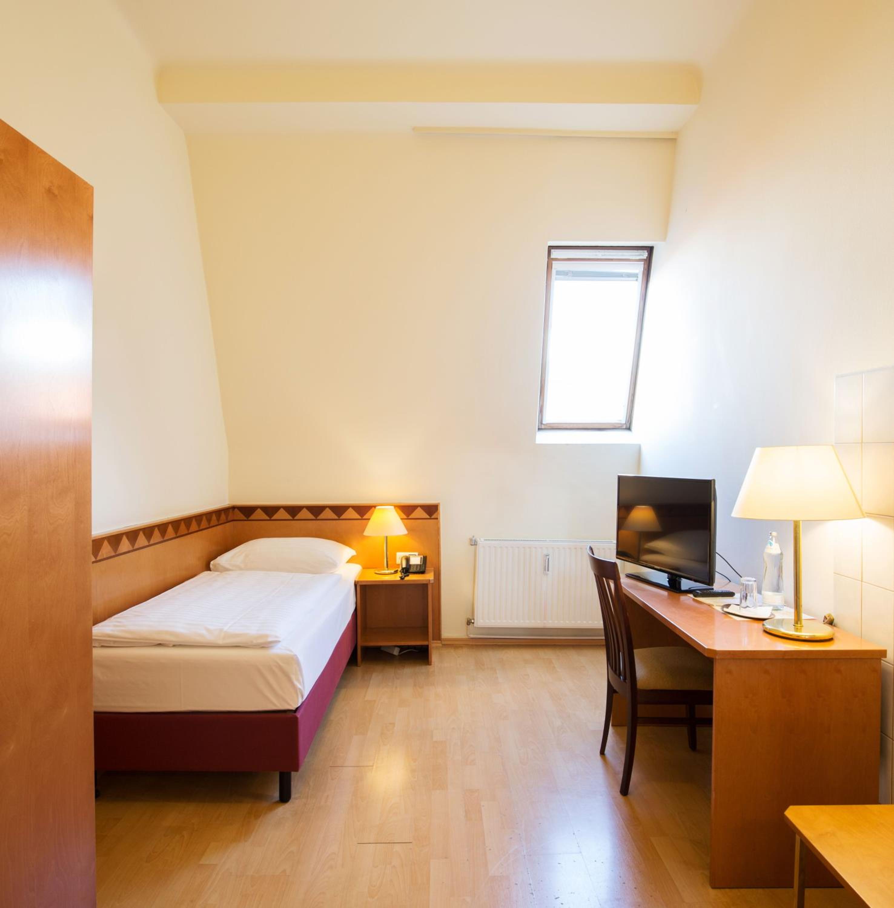 Budget Single Room With Shared External Bathroom photo 1
