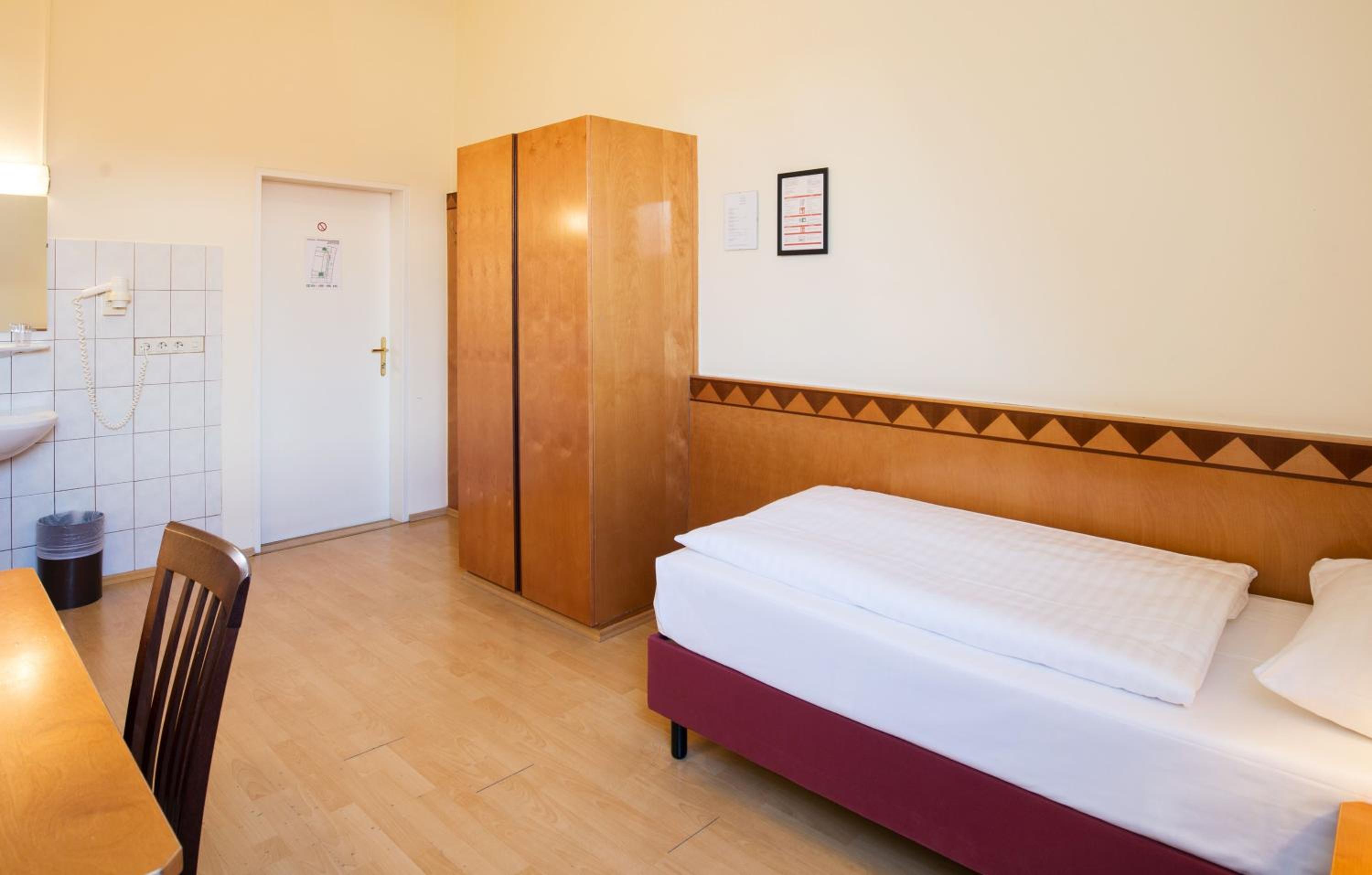 Budget Single Room With Shared External Bathroom photo 3