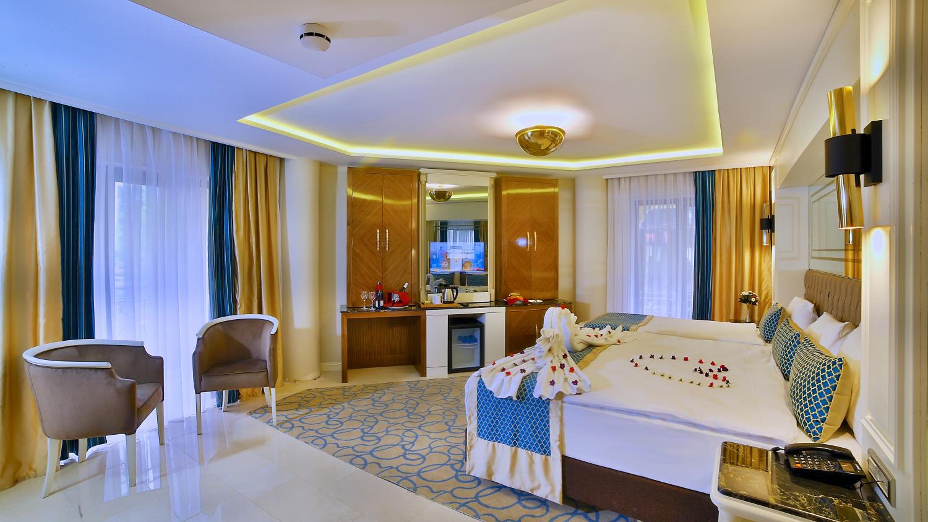 Deluxe Junior Suite photo 2