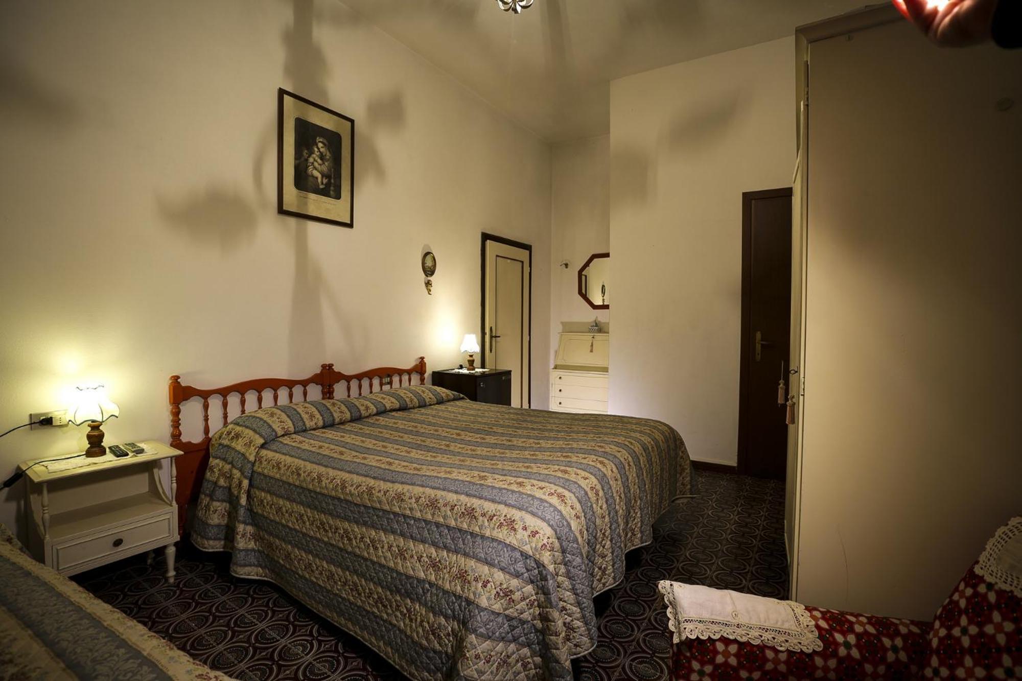 Double Room with Private Bathroom - Photo 2