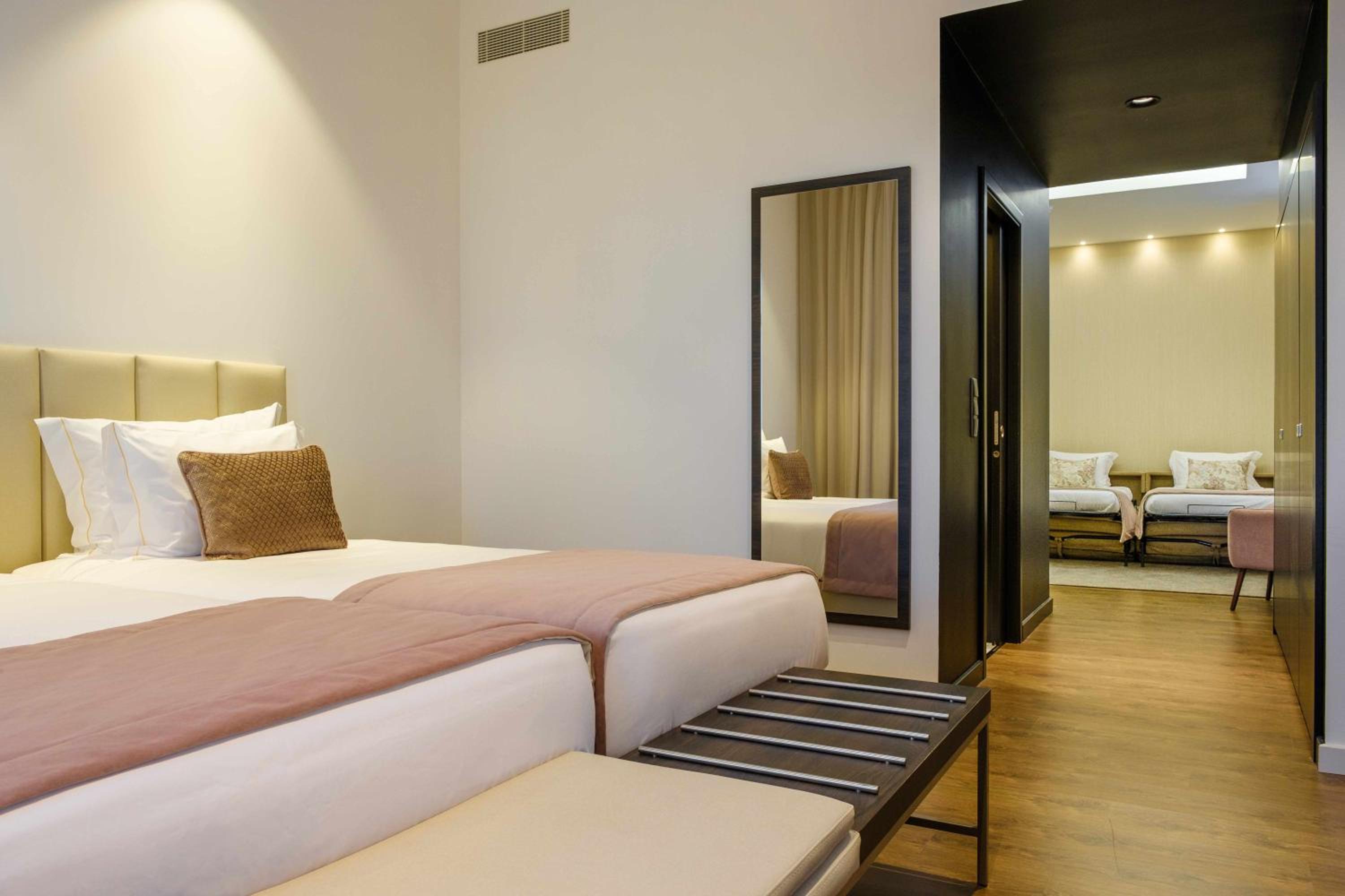 Triple Room thumbnail 6