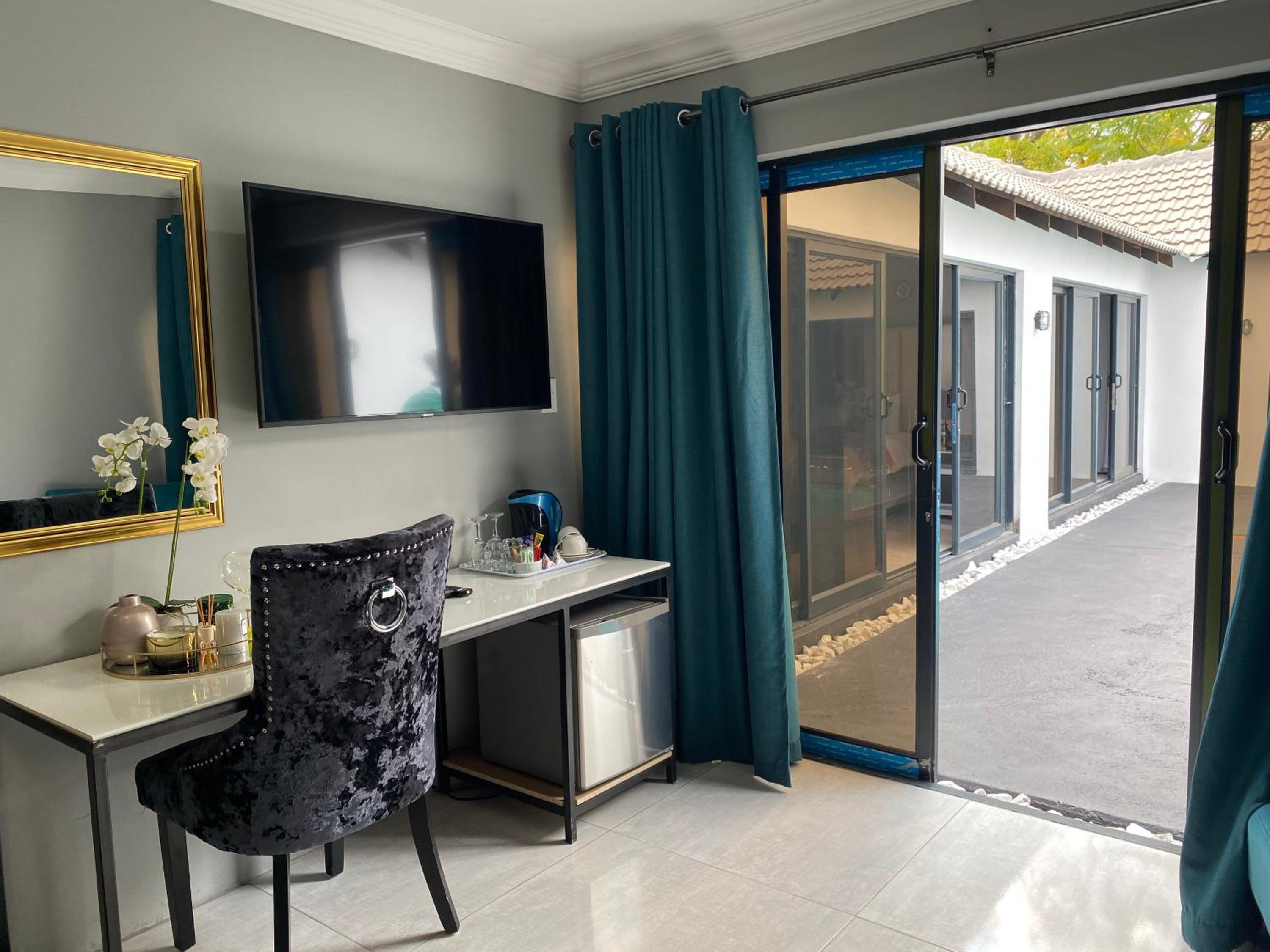 Deluxe King Suite - Photo 10