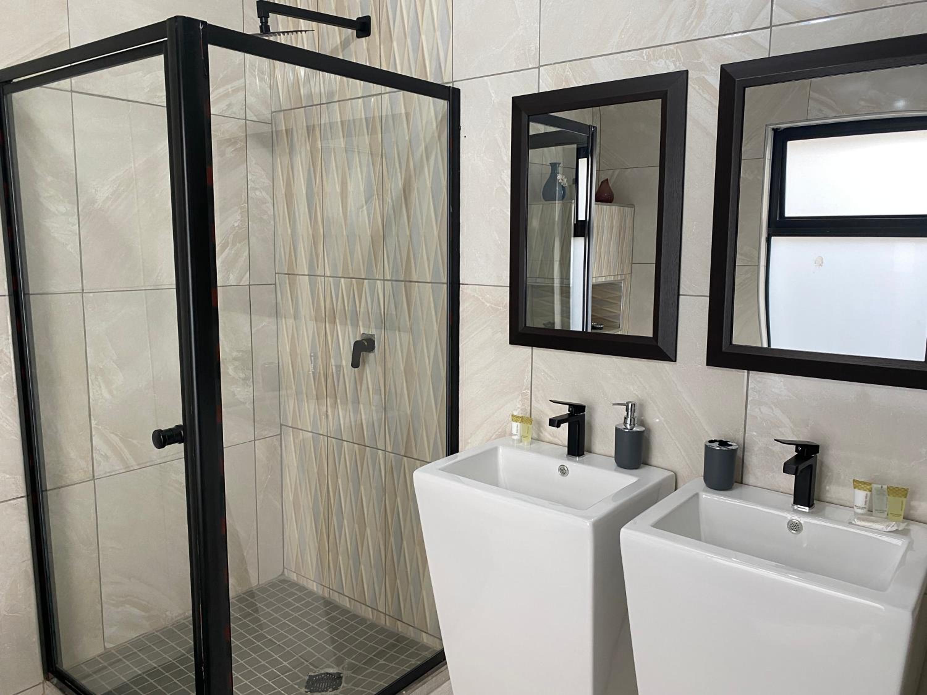 Deluxe King Suite - Photo 27