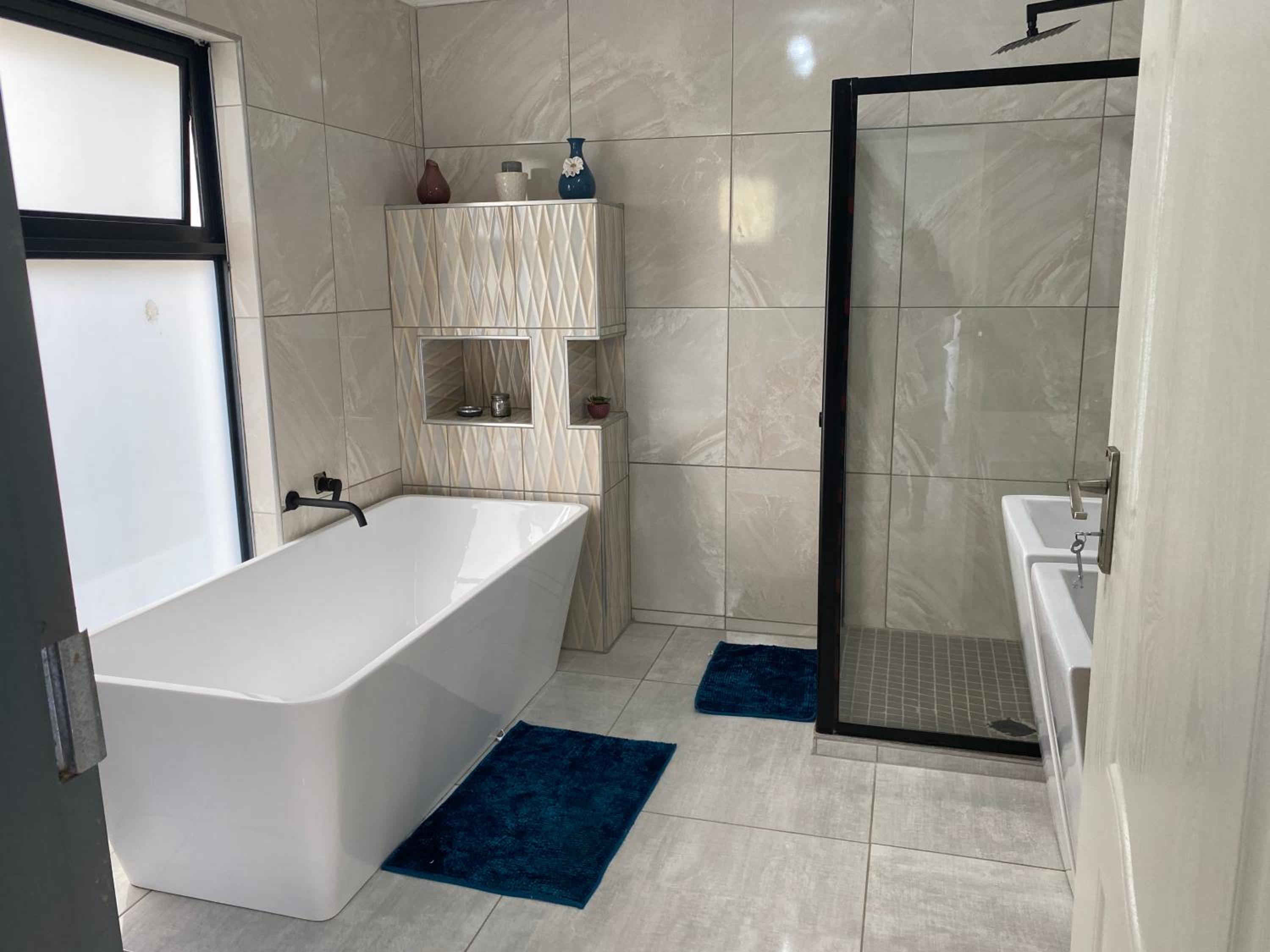 Deluxe King Suite - Photo 29
