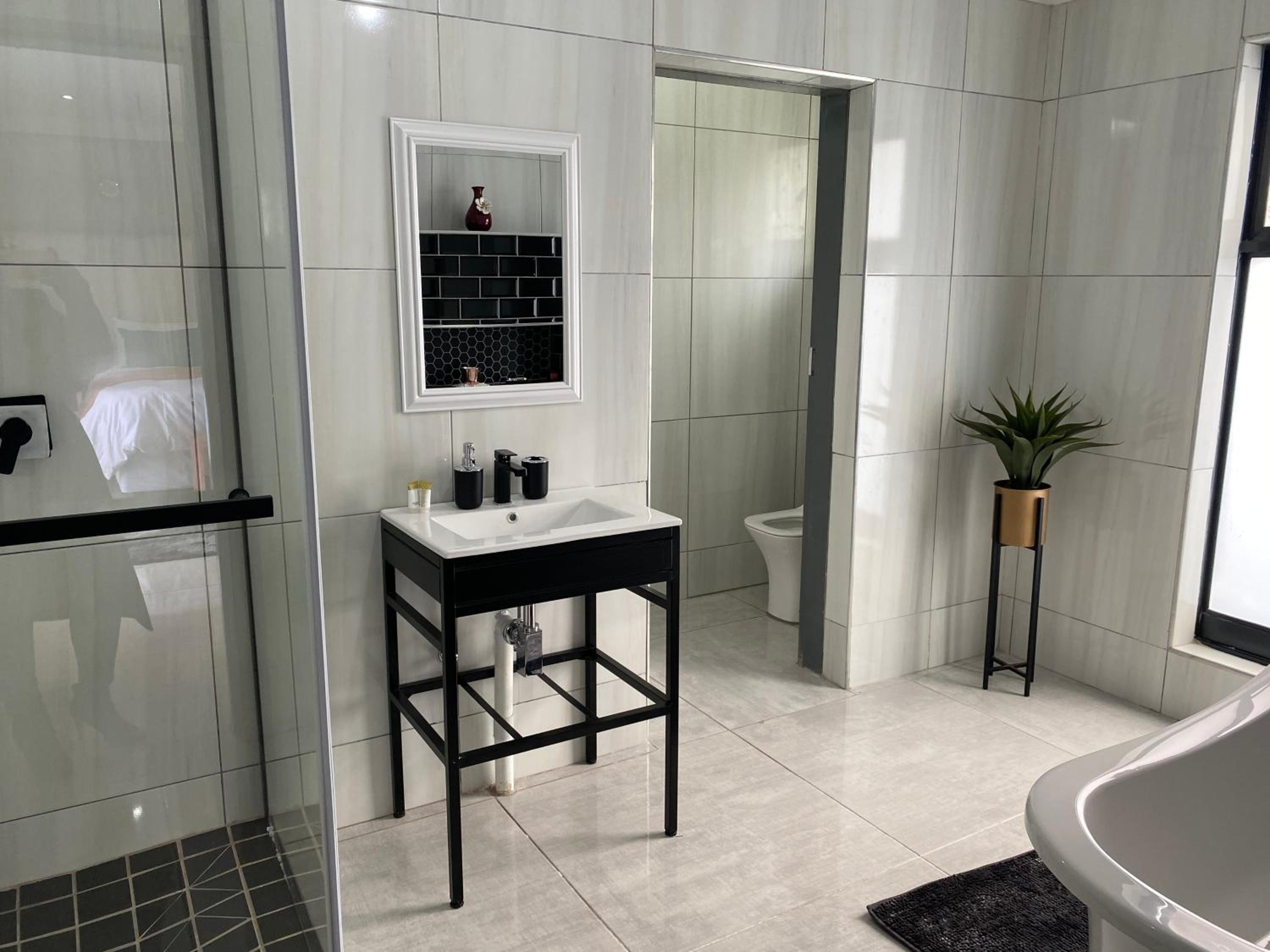 Deluxe King Suite - Photo 6