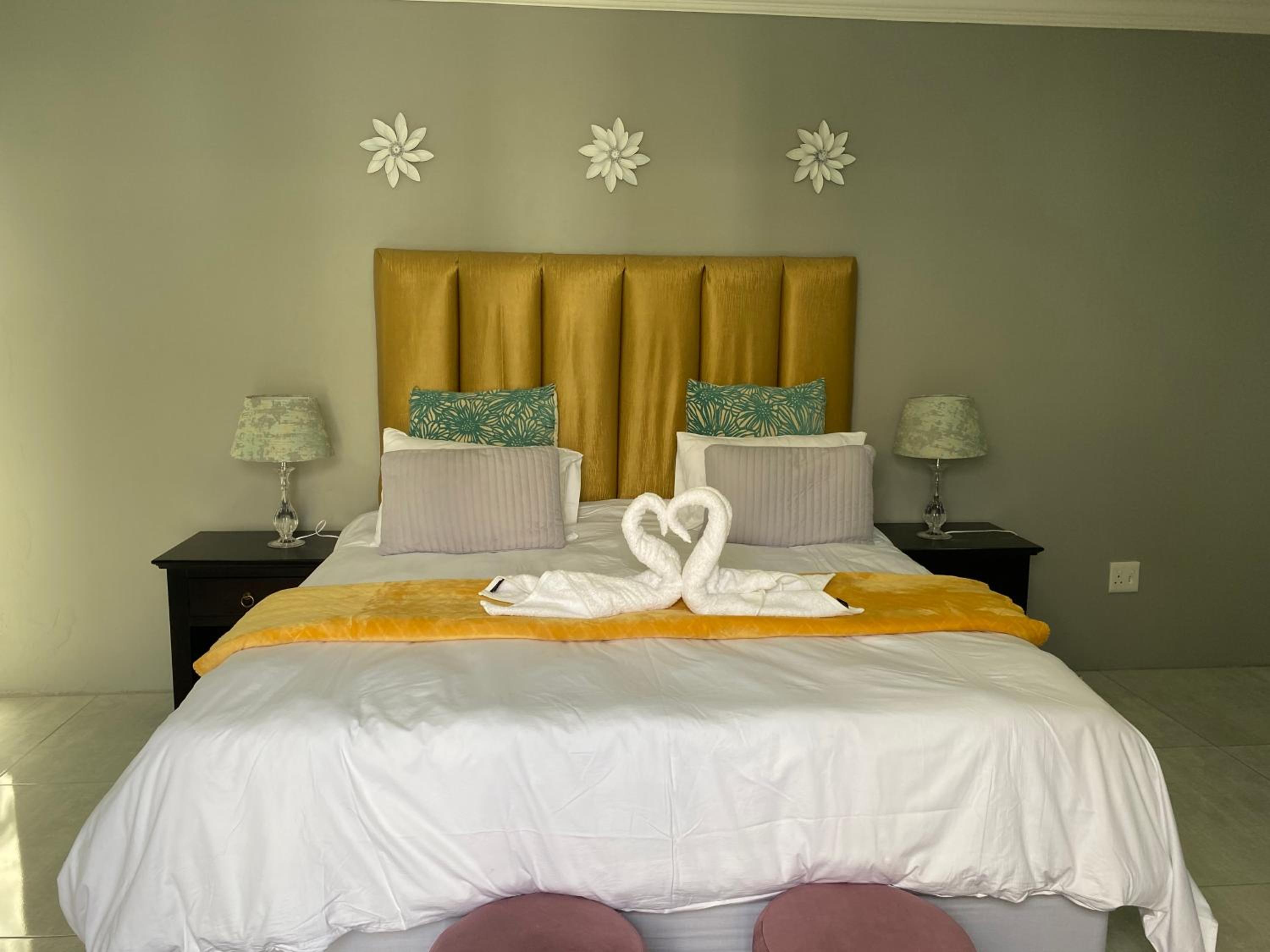 Deluxe King Suite - Photo 22