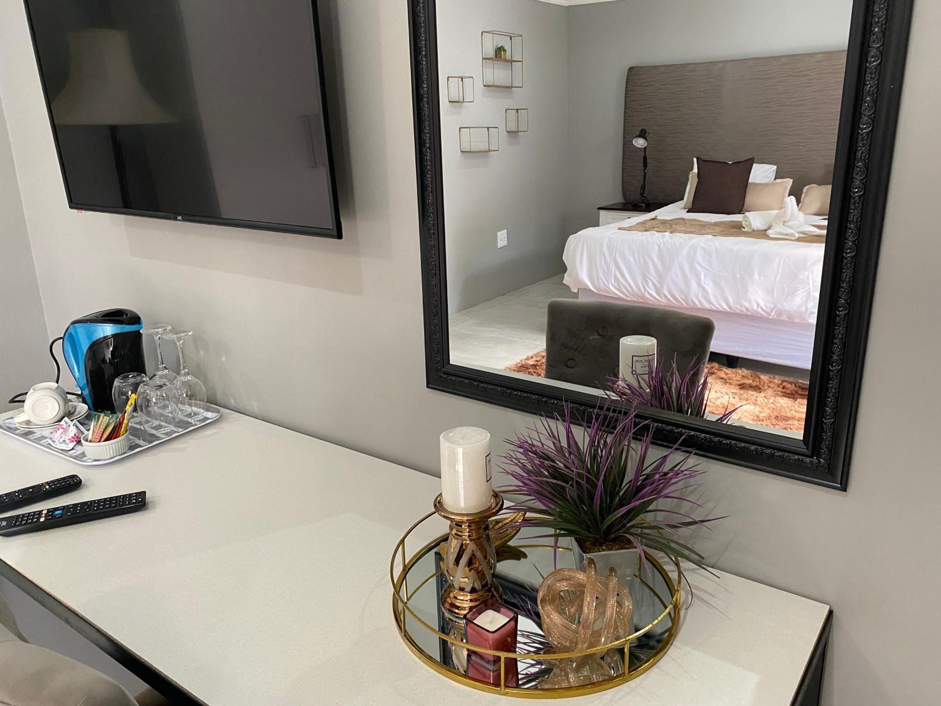Deluxe King Suite - Photo 19