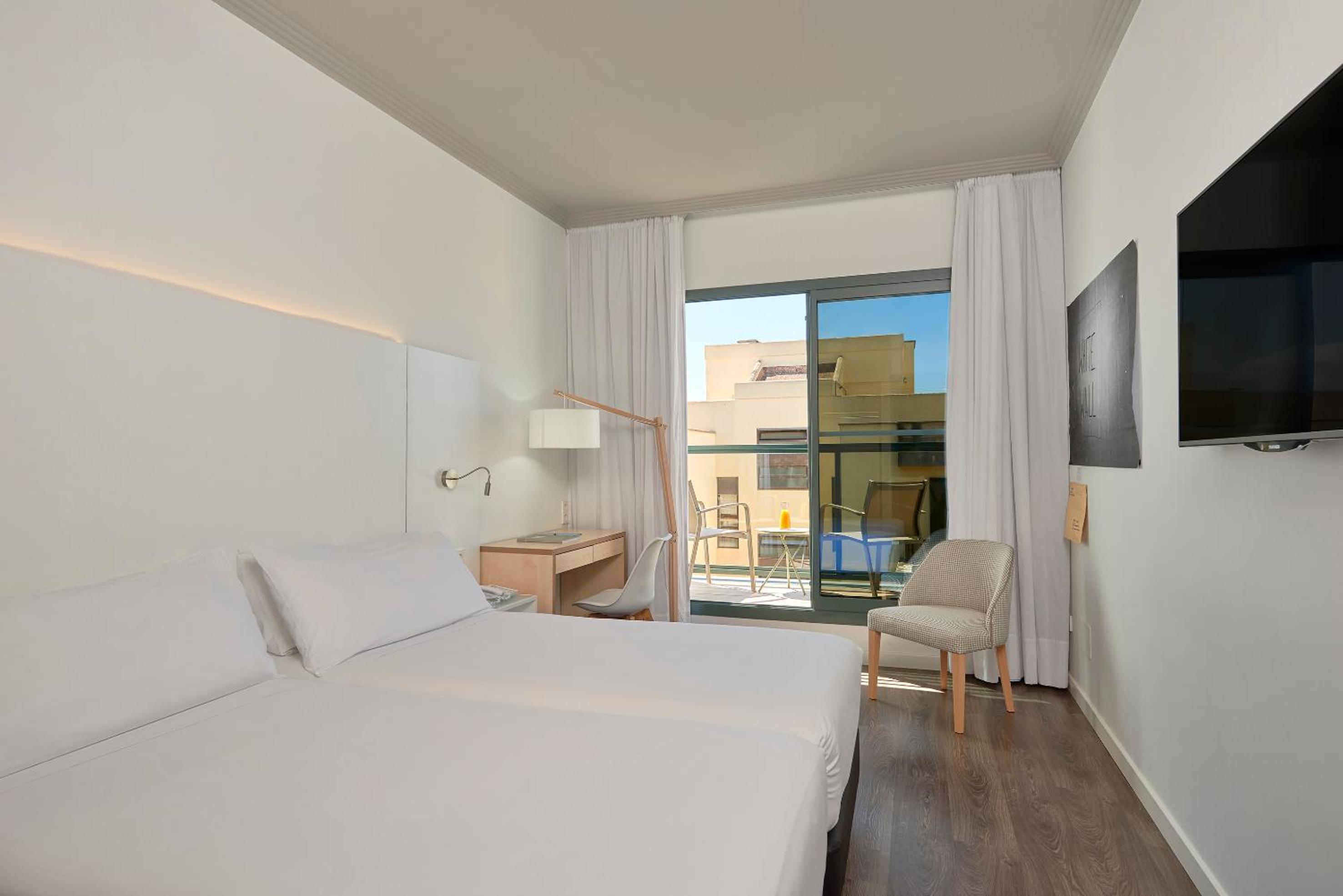 Double Room with Balcony - Photo 3