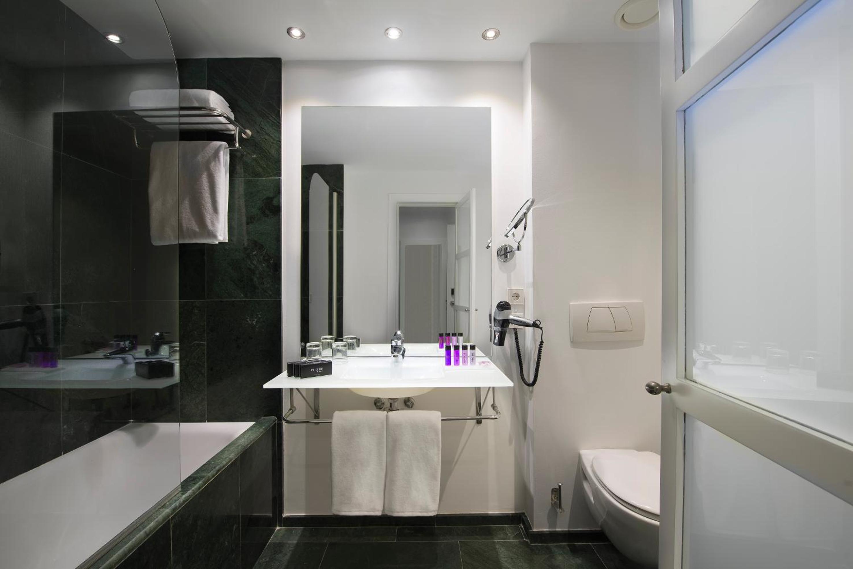 Double or Twin Room - Photo 2