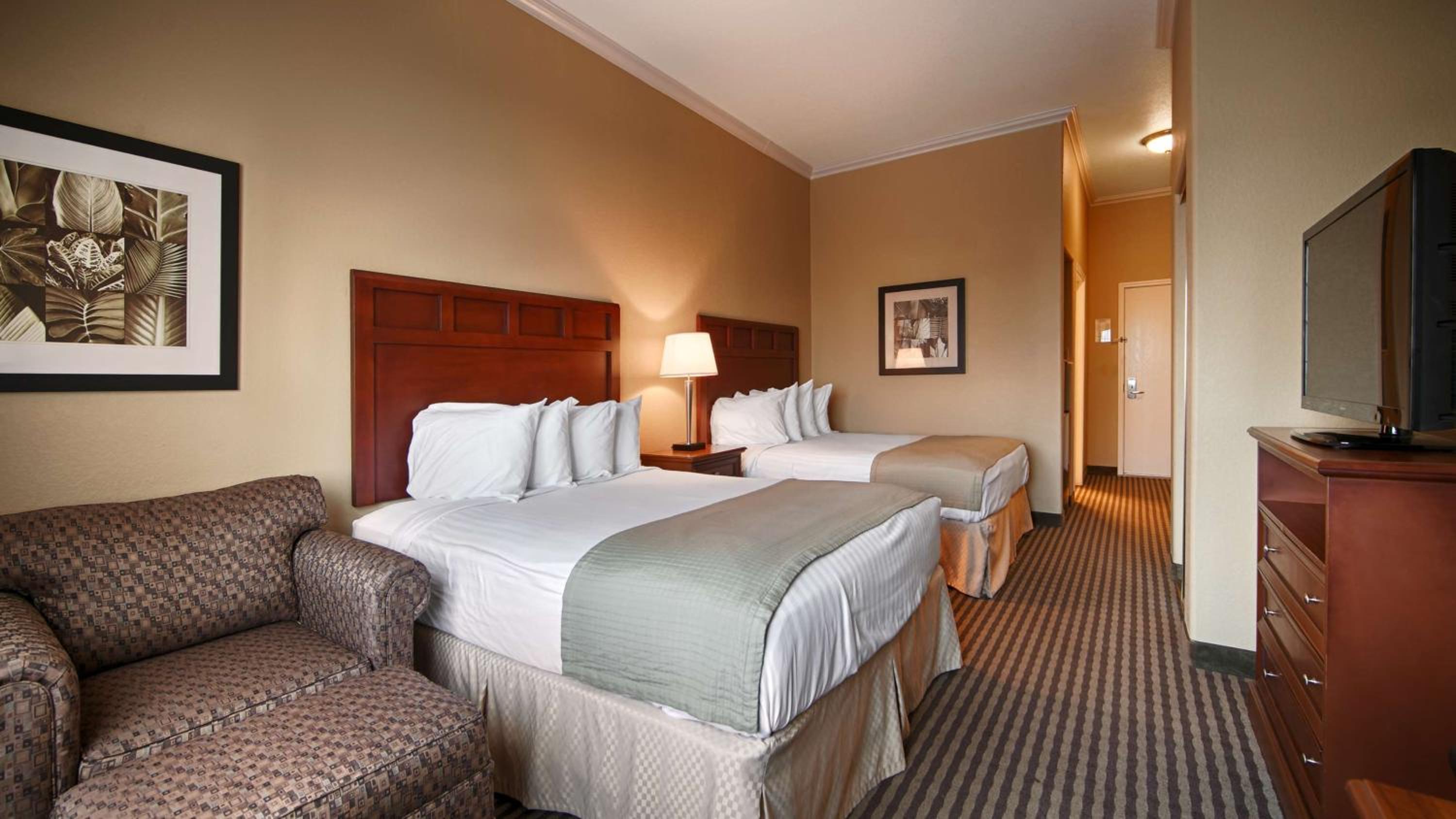 Queen Room with Two Queen Beds with Roll-In Shower - Mobility Access photo 1