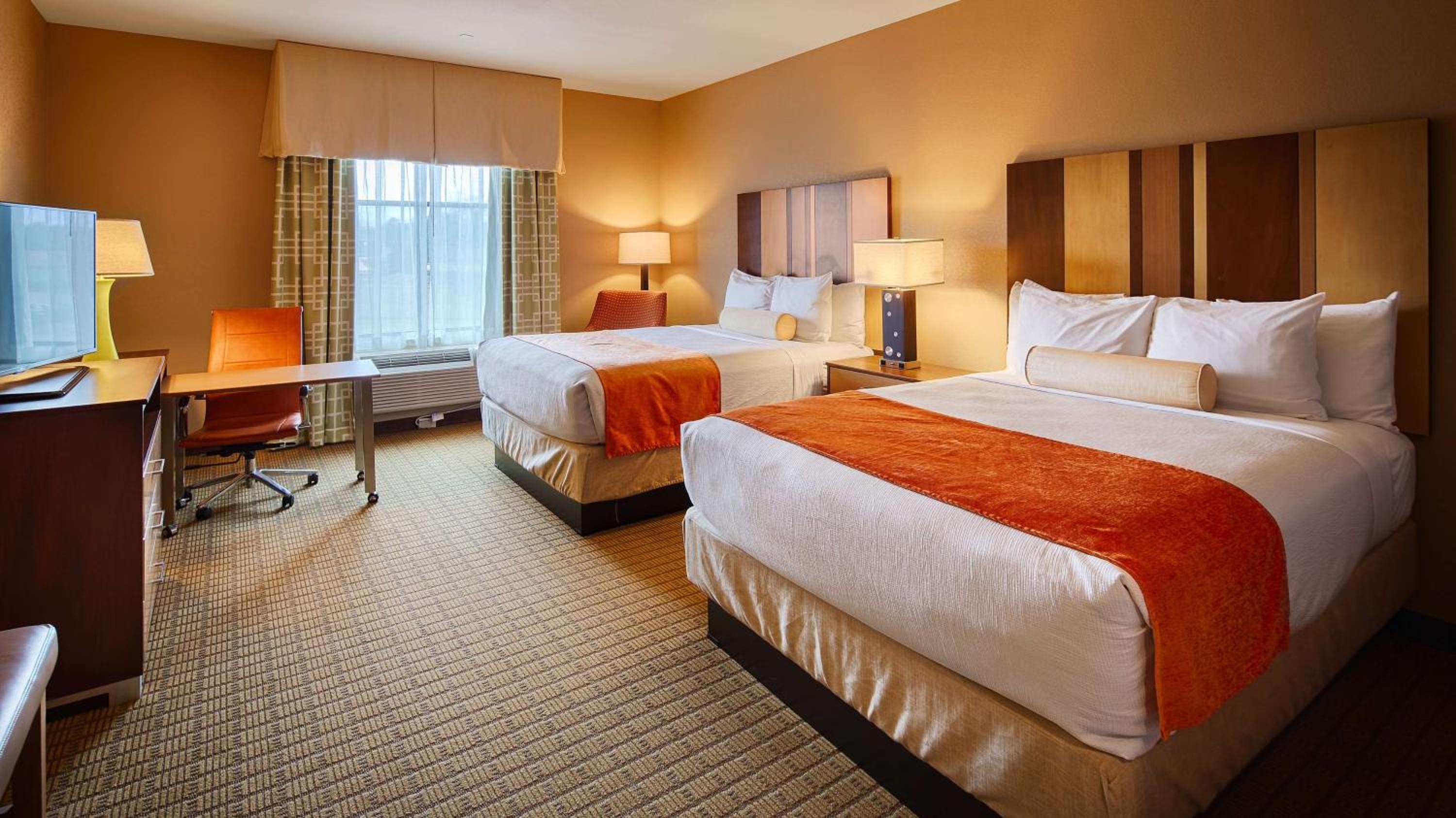Queen Room With Two Queen Beds - Non-Smoking photo 2
