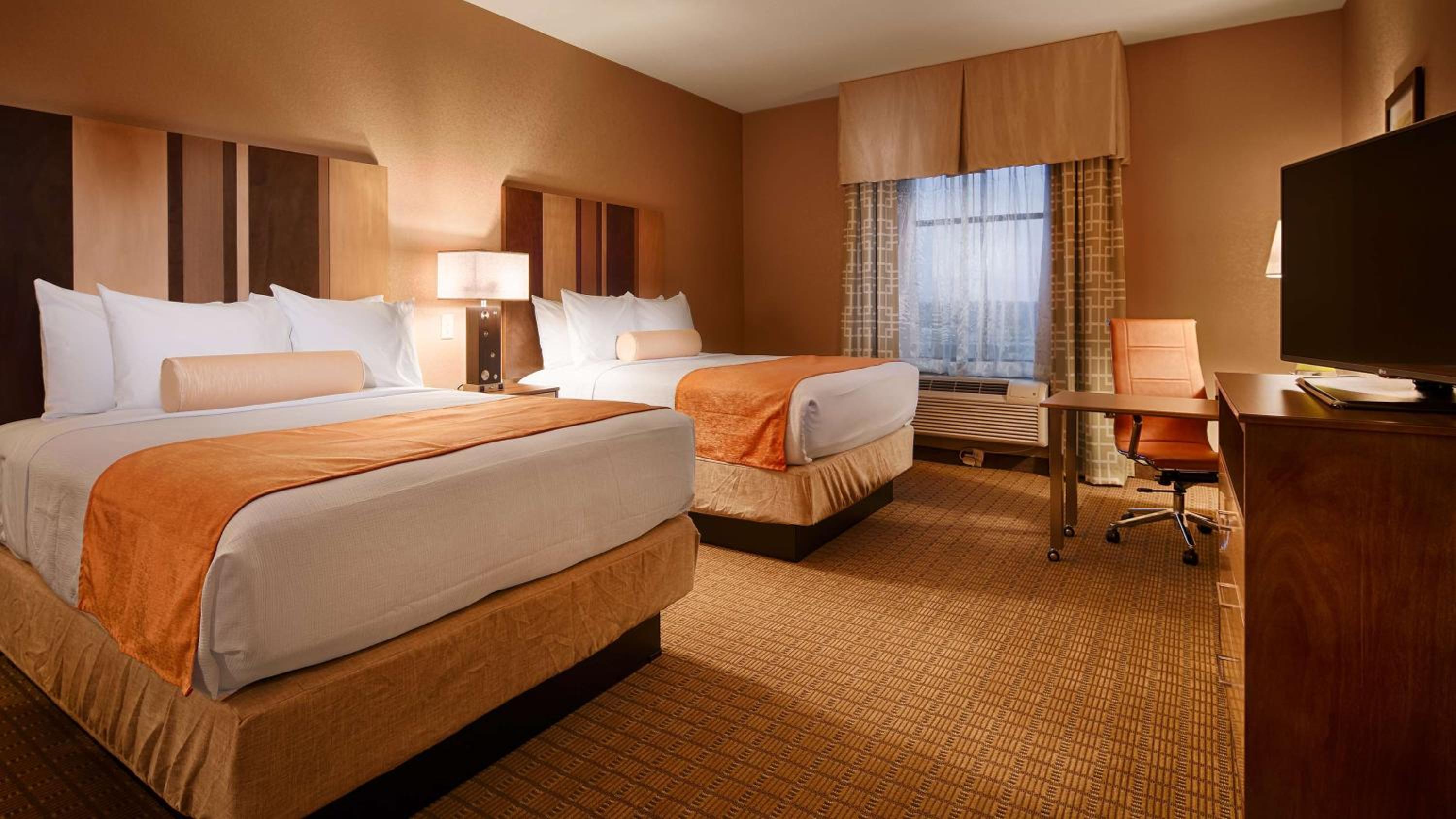 Queen Room With Two Queen Beds - Non-Smoking photo 1
