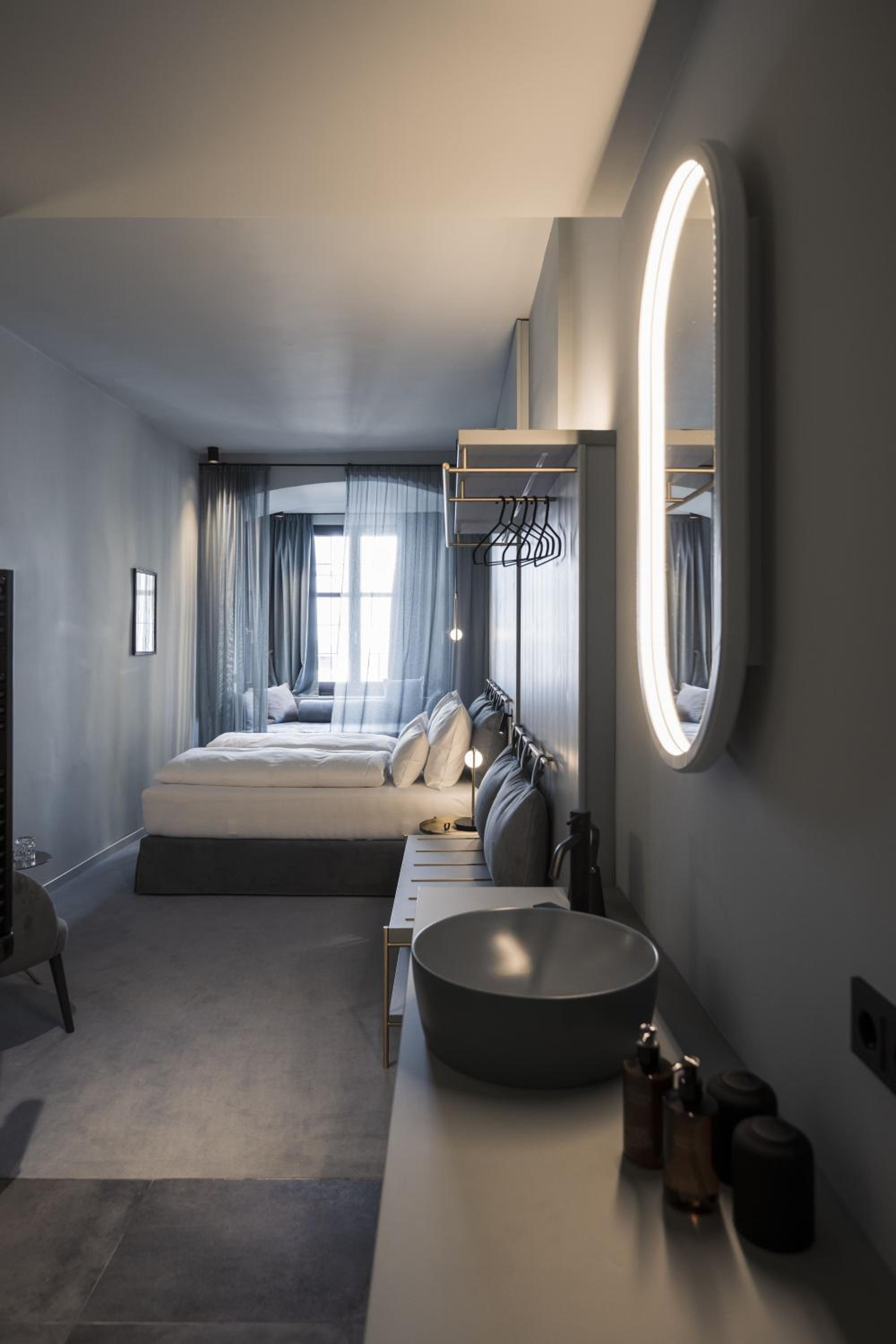 Medium Double Room with Golden Roof View photo 3
