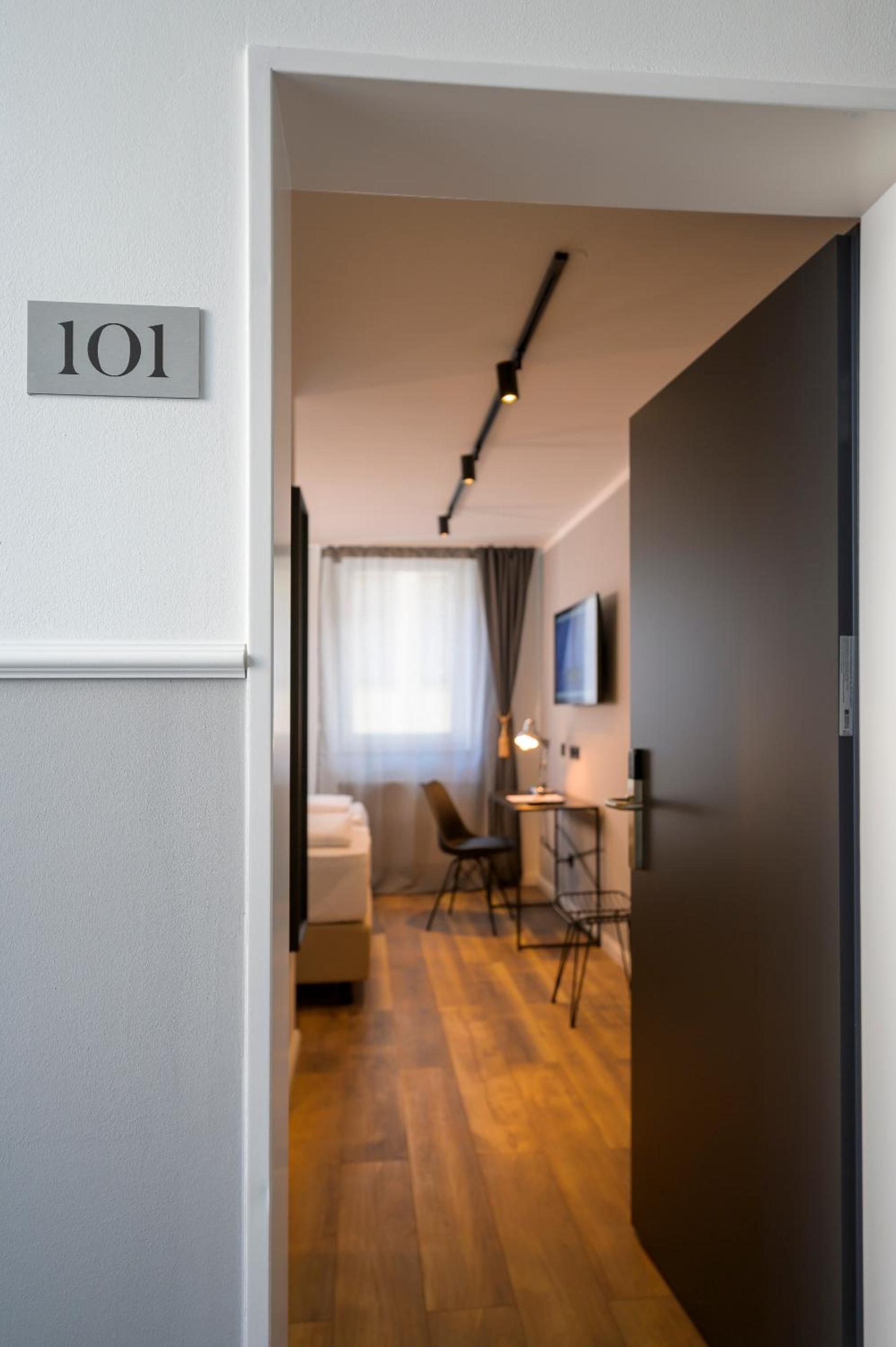 Twin Room - Photo 2