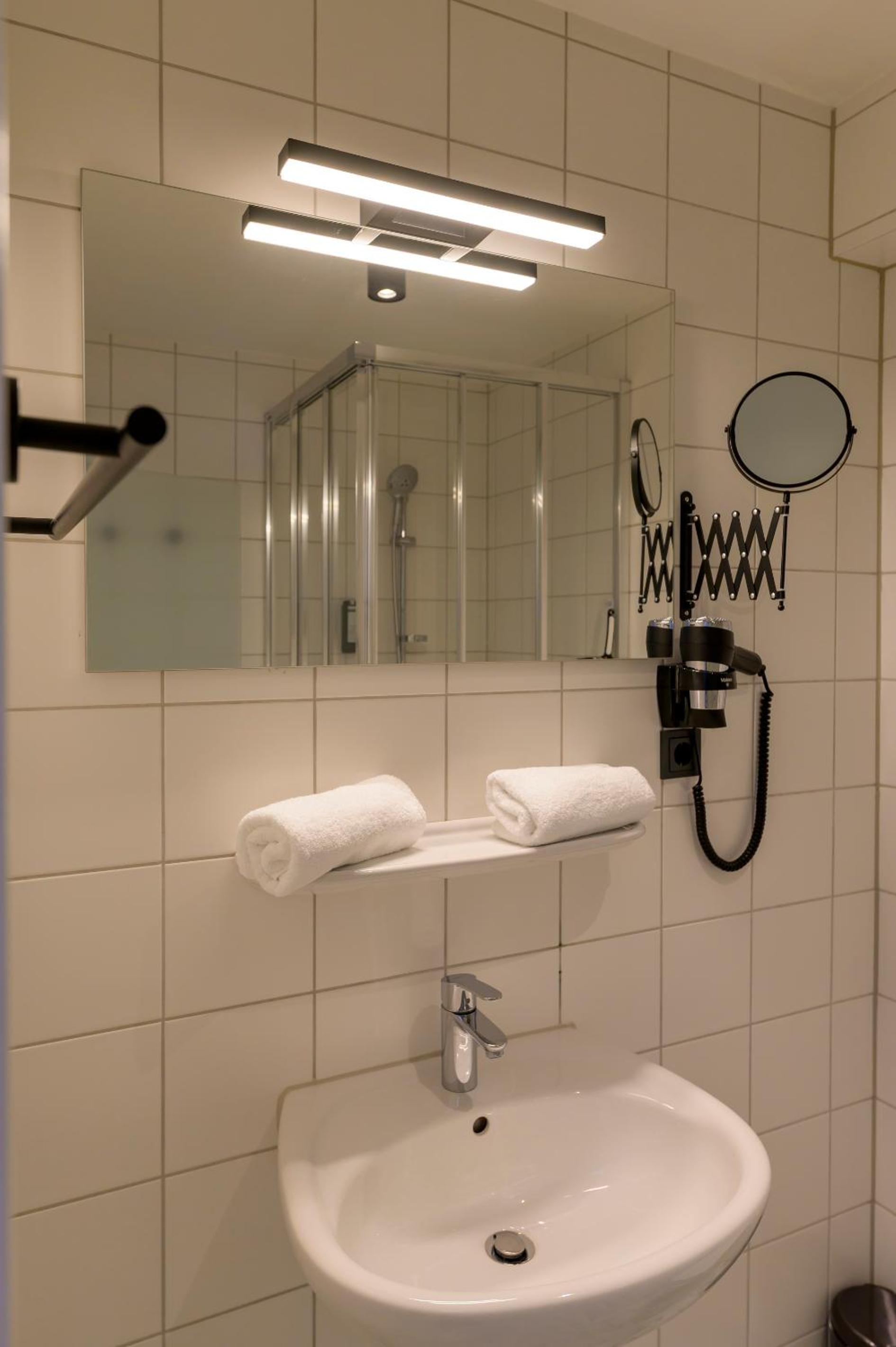 Twin Room - Photo 5