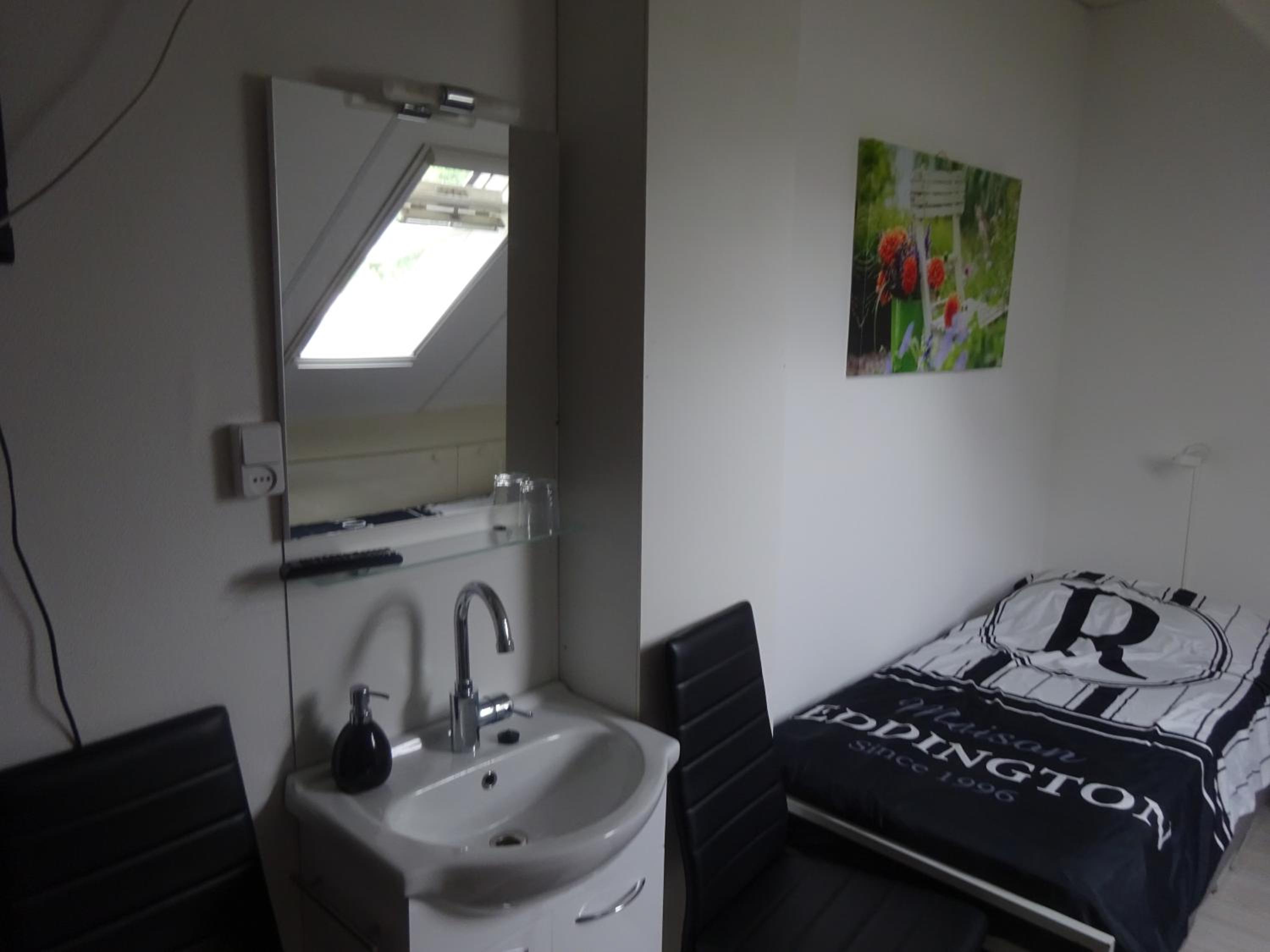 Budget Double Room - Photo 3