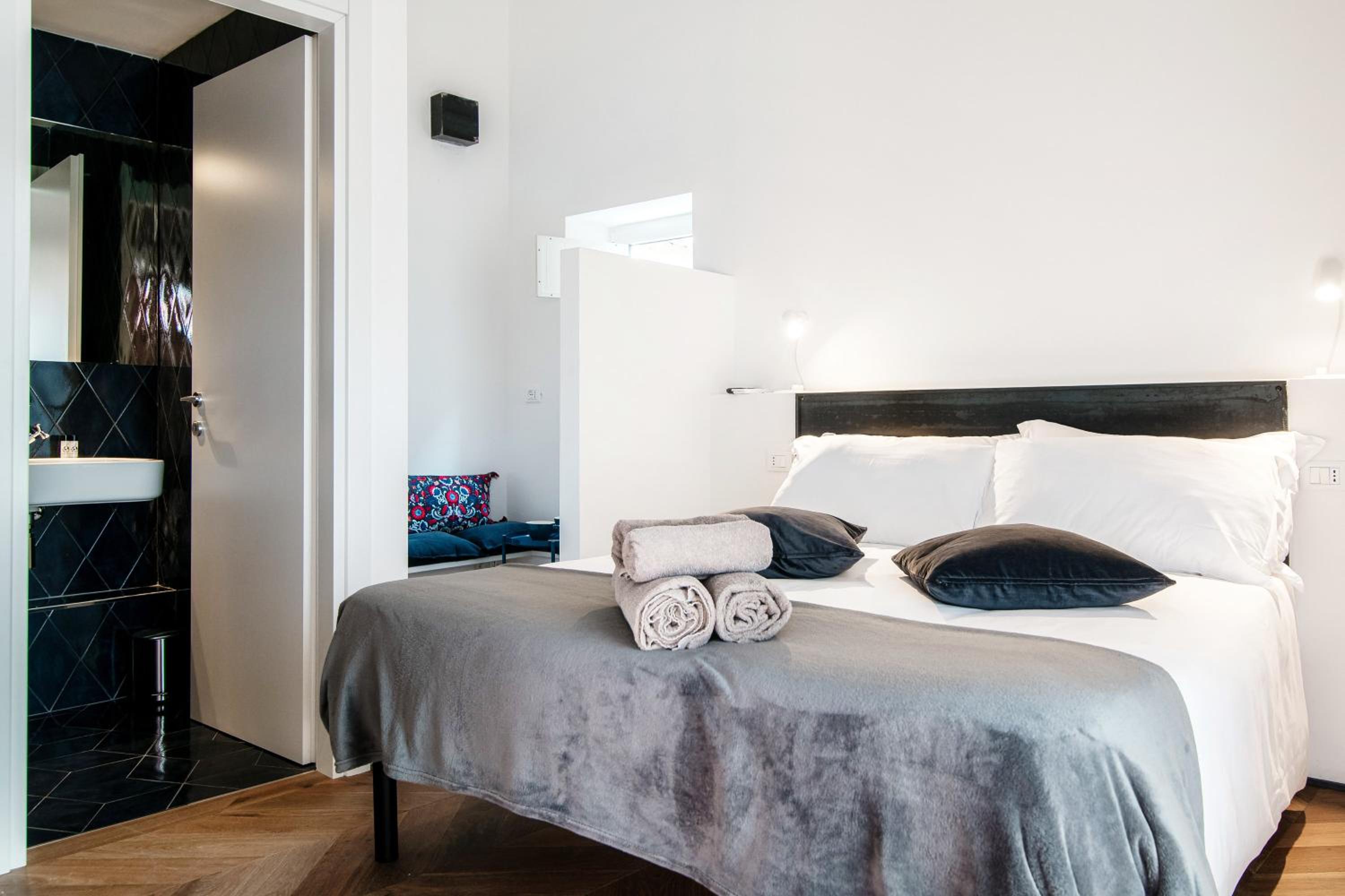 Deluxe King Room - Photo 19
