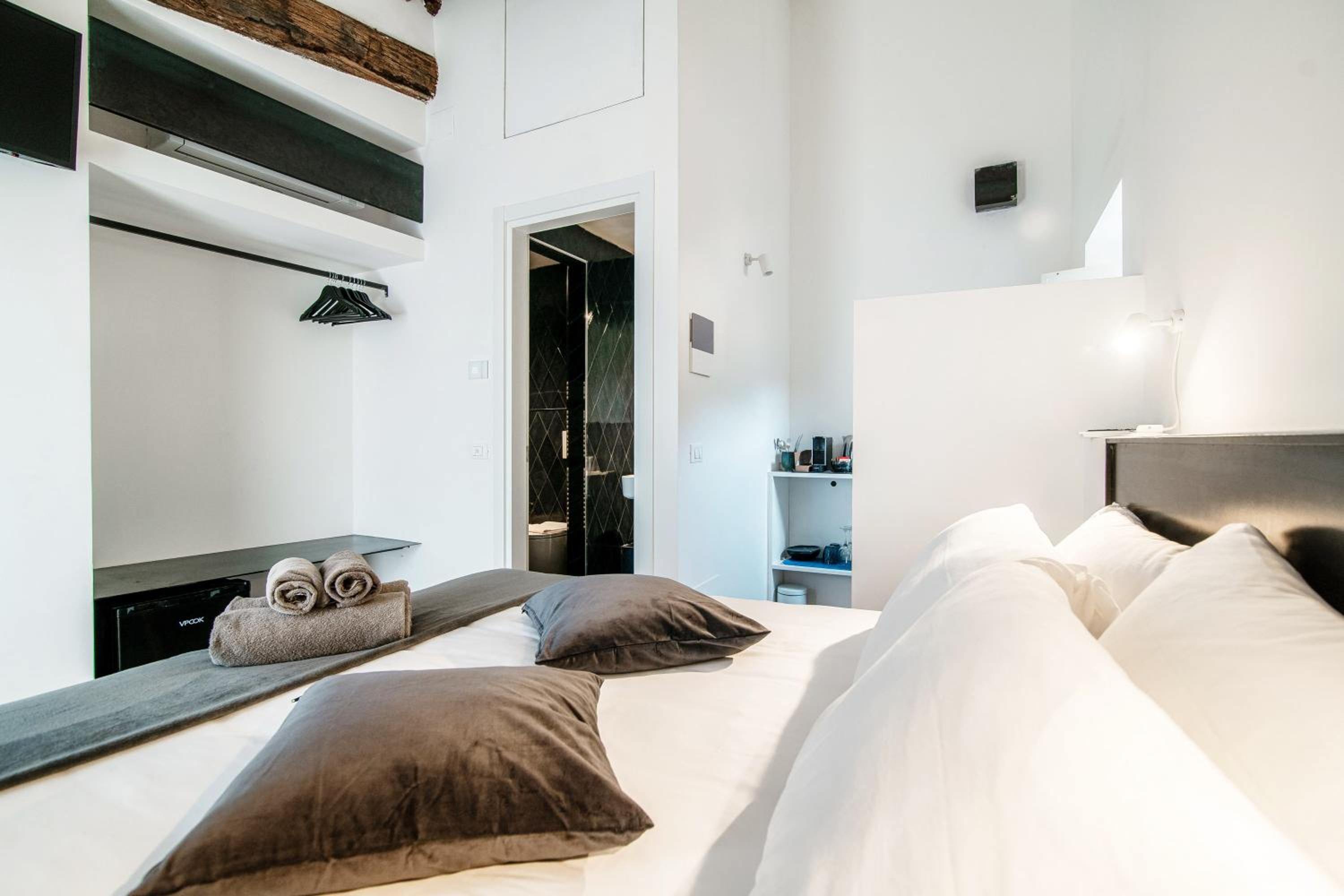 Deluxe King Room - Photo 21