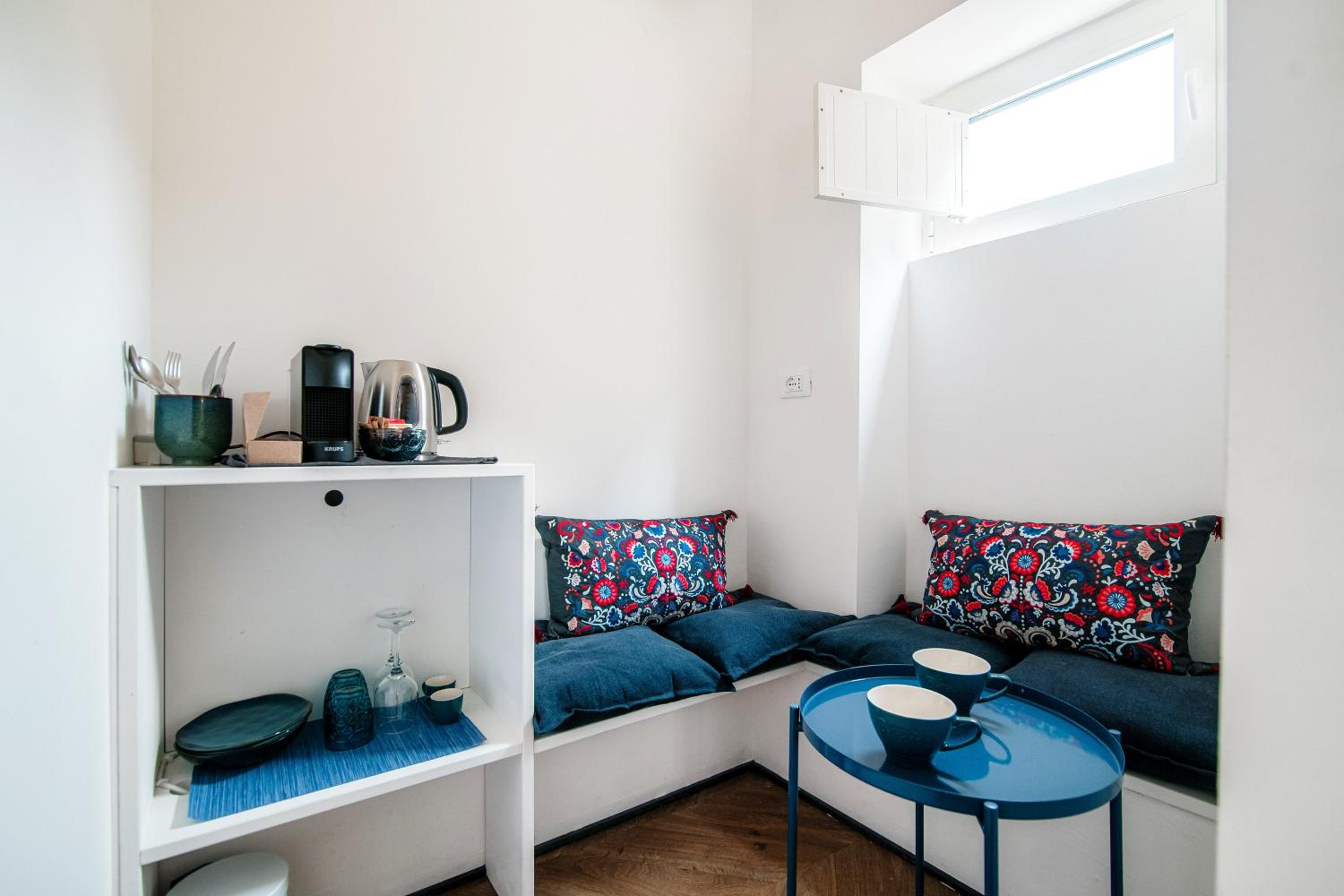Deluxe King Room - Photo 12