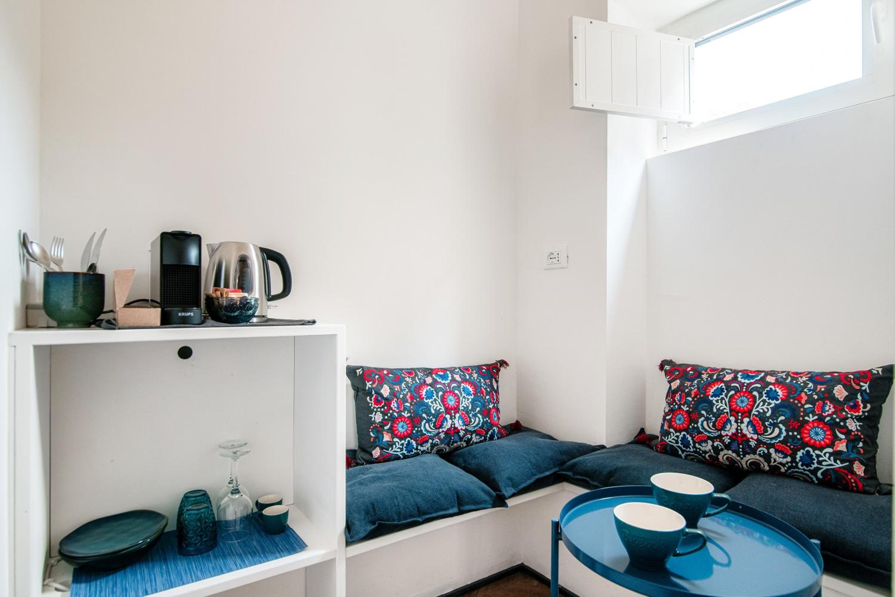 Deluxe King Room - Photo 11
