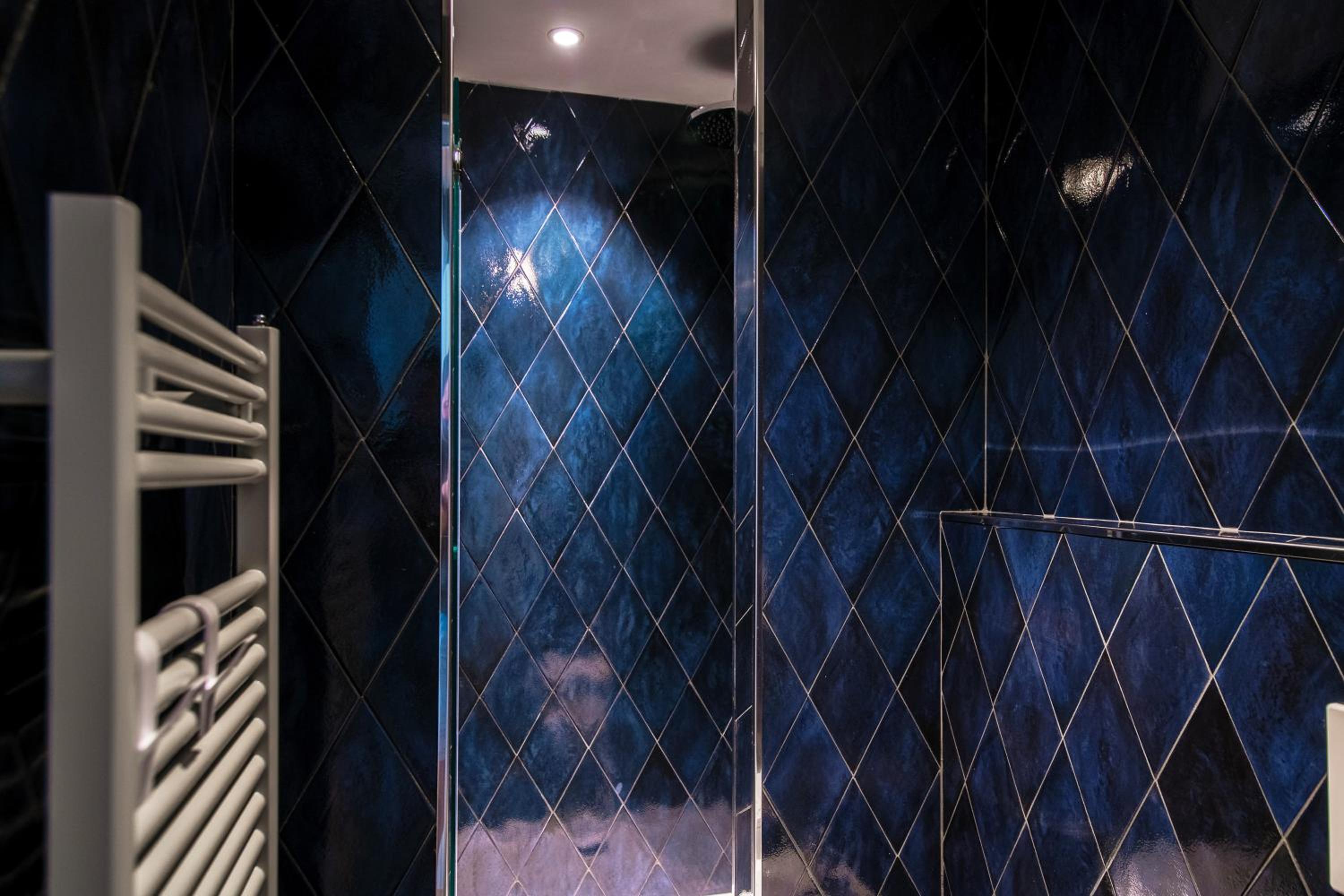 Deluxe King Room - Photo 7