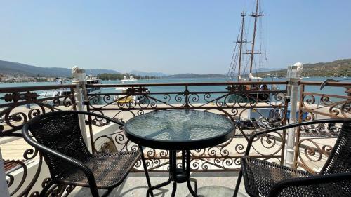 Deluxe Double Room with Sea View - Photo 6