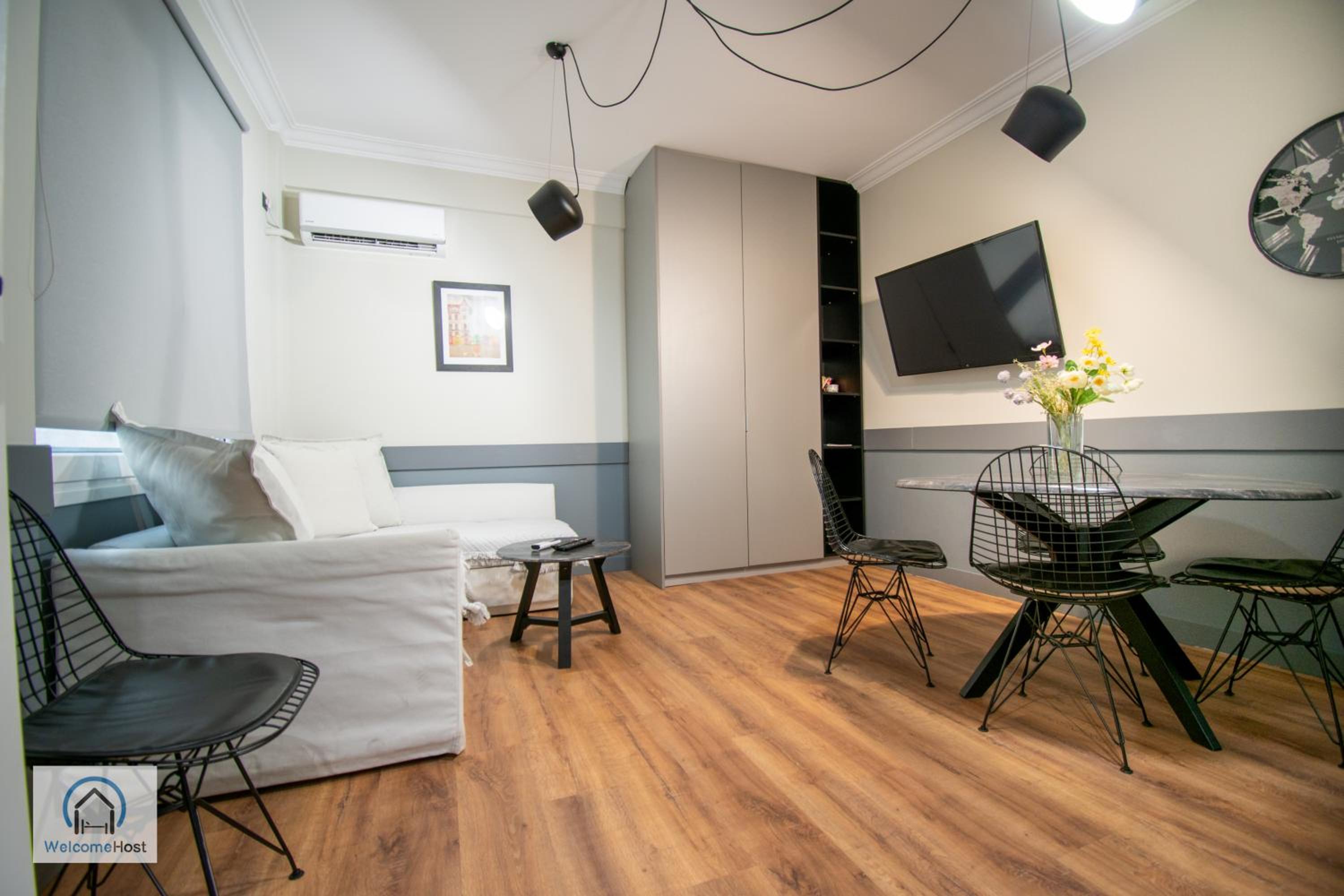 One-Bedroom Apartment photo 1