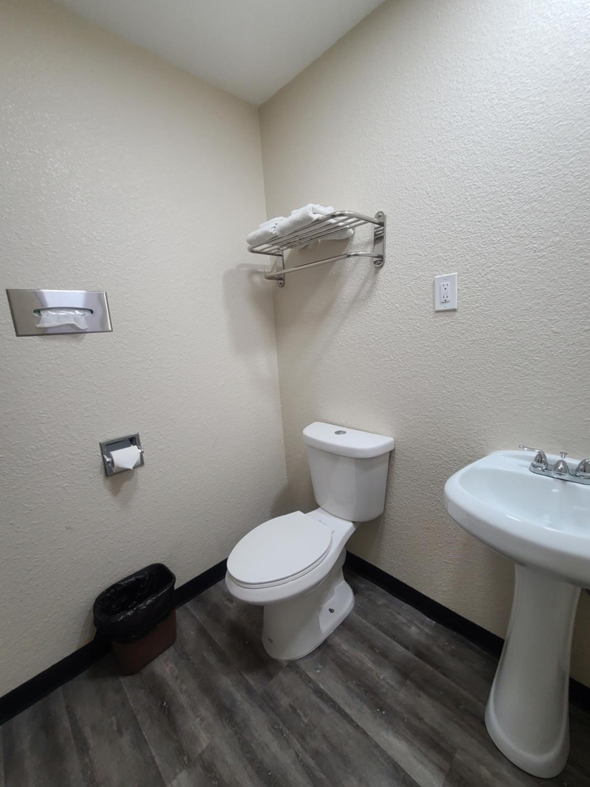 King Room - Non-Smoking photo 2